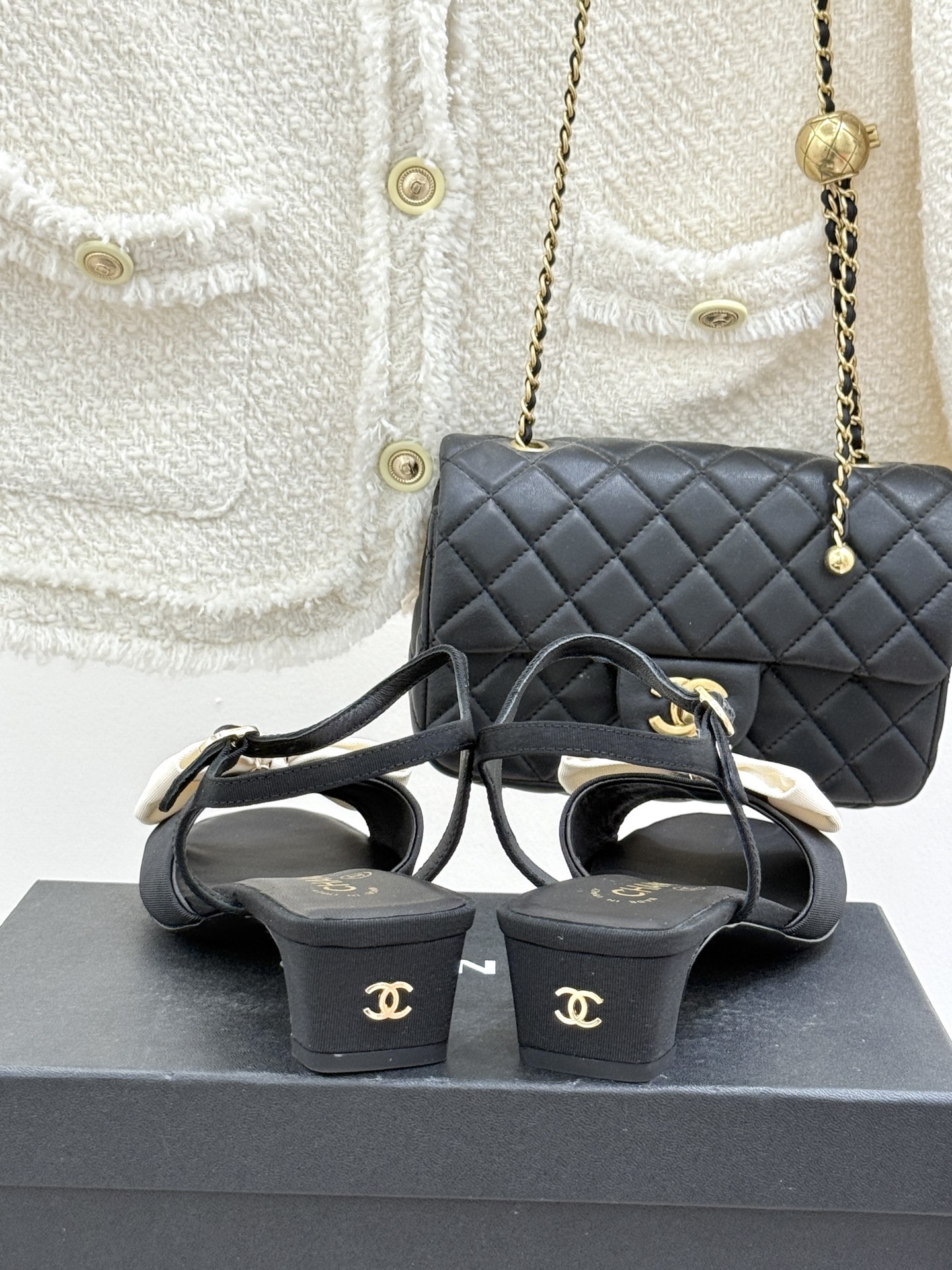 CHANE*｜小香26C新品链条蝴蝶结粗跟凉鞋这款凉鞋以经典符号重构摩登美学让每一步都成为优雅宣言。当粗