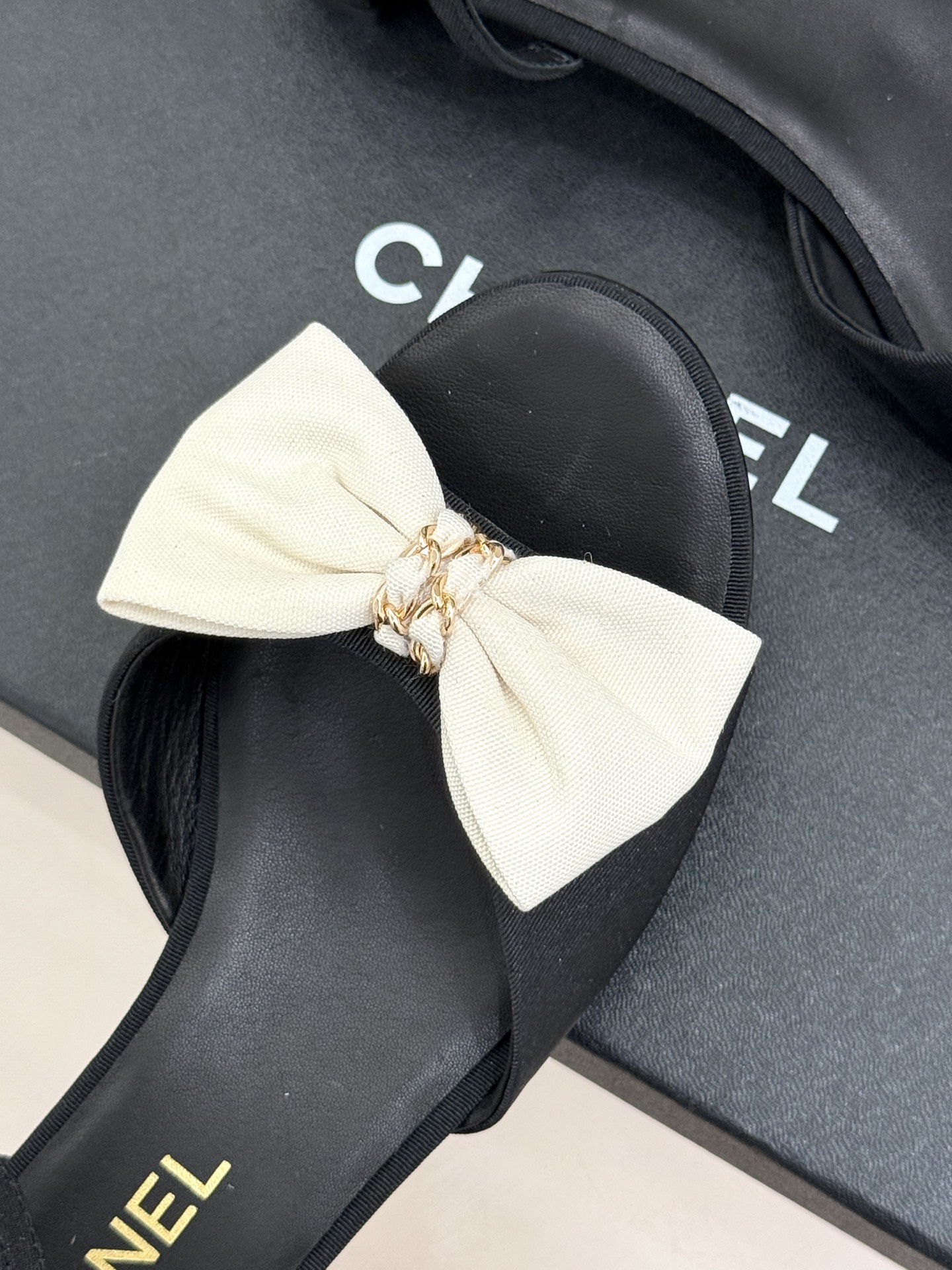 CHANE*｜小香26C新品链条蝴蝶结粗跟凉鞋这款凉鞋以经典符号重构摩登美学让每一步都成为优雅宣言。当粗
