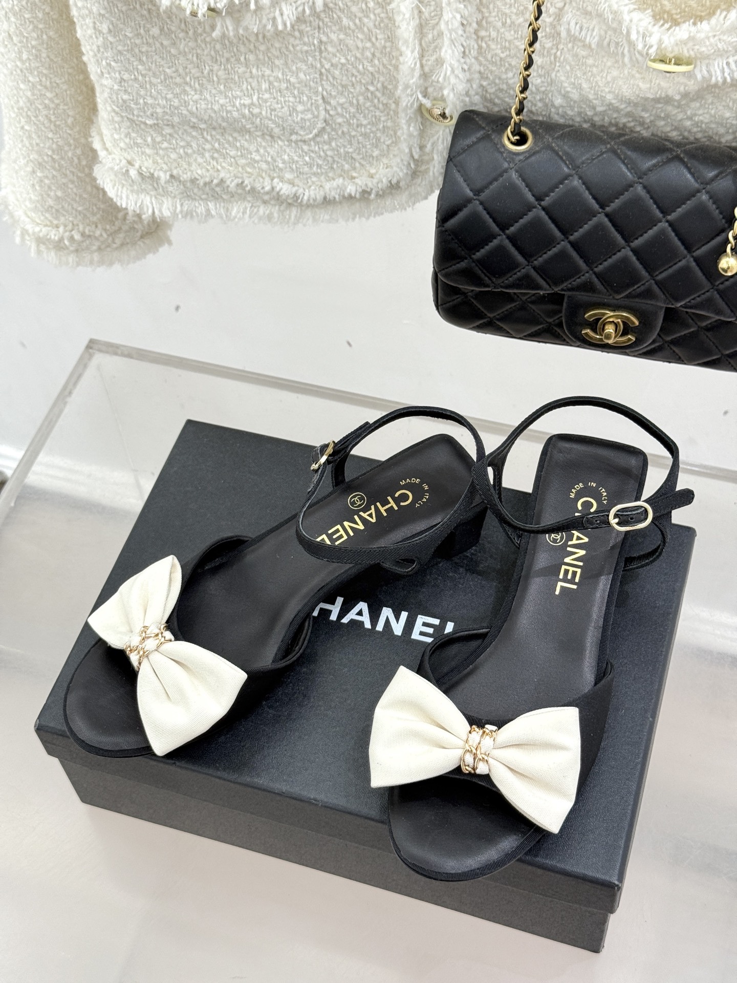 CHANE*｜小香26C新品链条蝴蝶结粗跟凉鞋这款凉鞋以经典符号重构摩登美学让每一步都成为优雅宣言。当粗