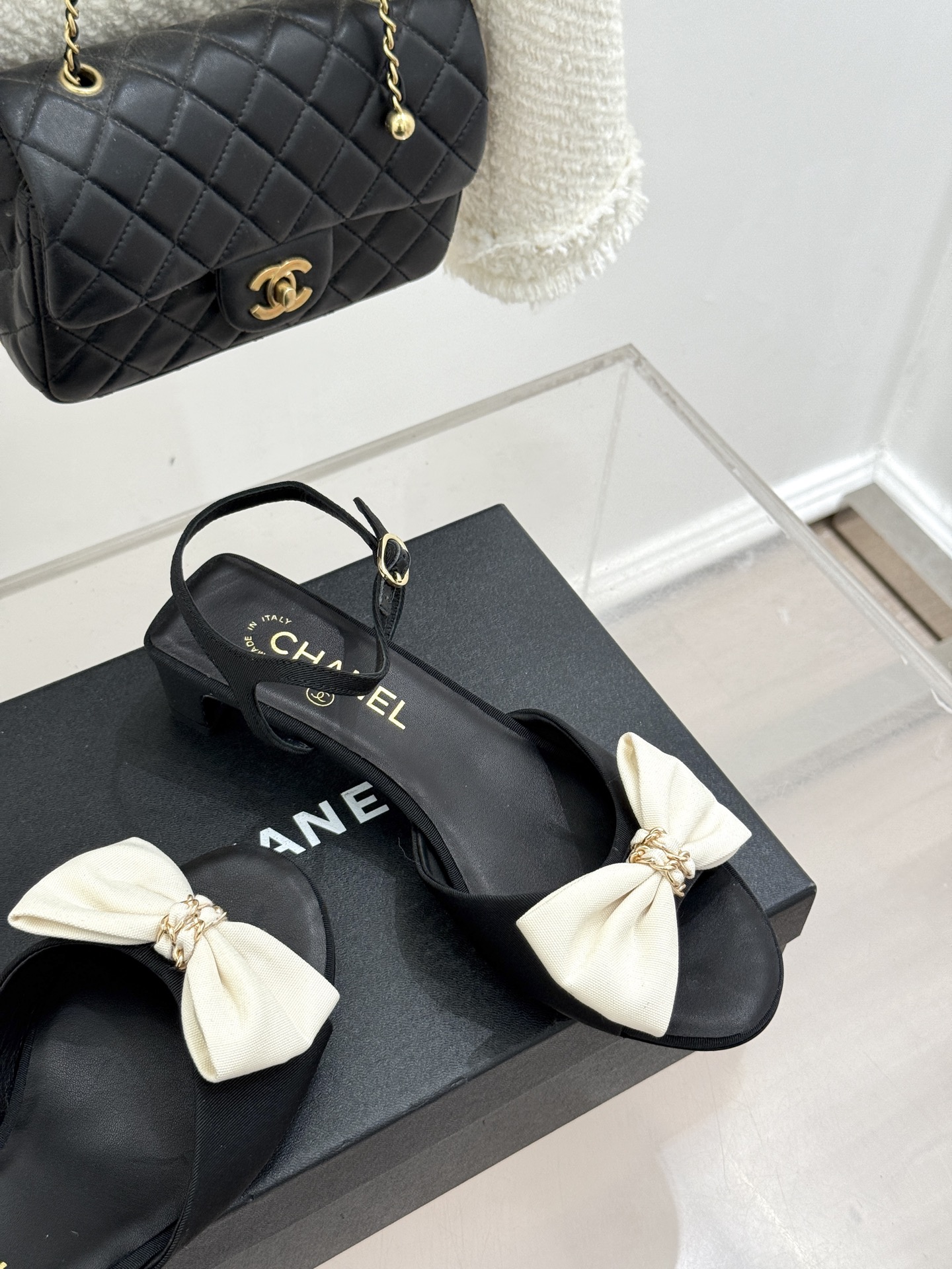 CHANE*｜小香26C新品链条蝴蝶结粗跟凉鞋这款凉鞋以经典符号重构摩登美学让每一步都成为优雅宣言。当粗