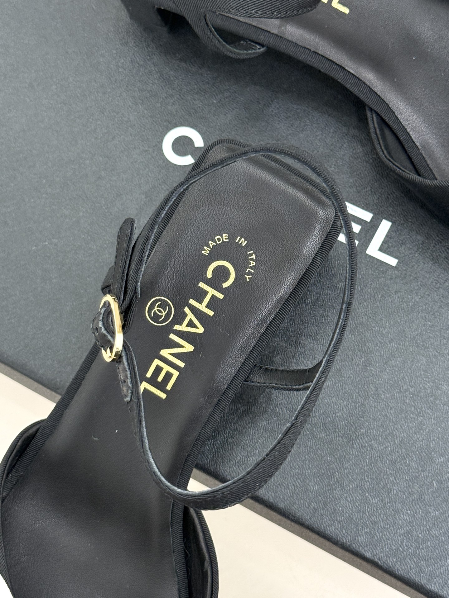 CHANE*｜小香26C新品链条蝴蝶结粗跟凉鞋这款凉鞋以经典符号重构摩登美学让每一步都成为优雅宣言。当粗