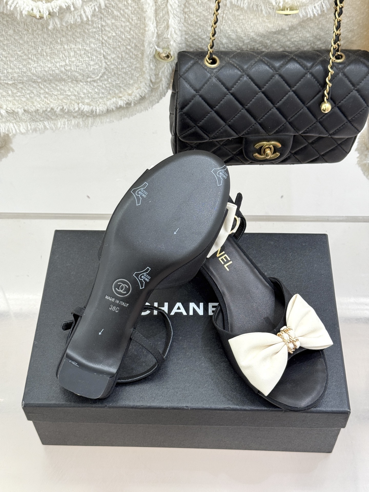 CHANE*｜小香26C新品链条蝴蝶结粗跟凉鞋这款凉鞋以经典符号重构摩登美学让每一步都成为优雅宣言。当粗