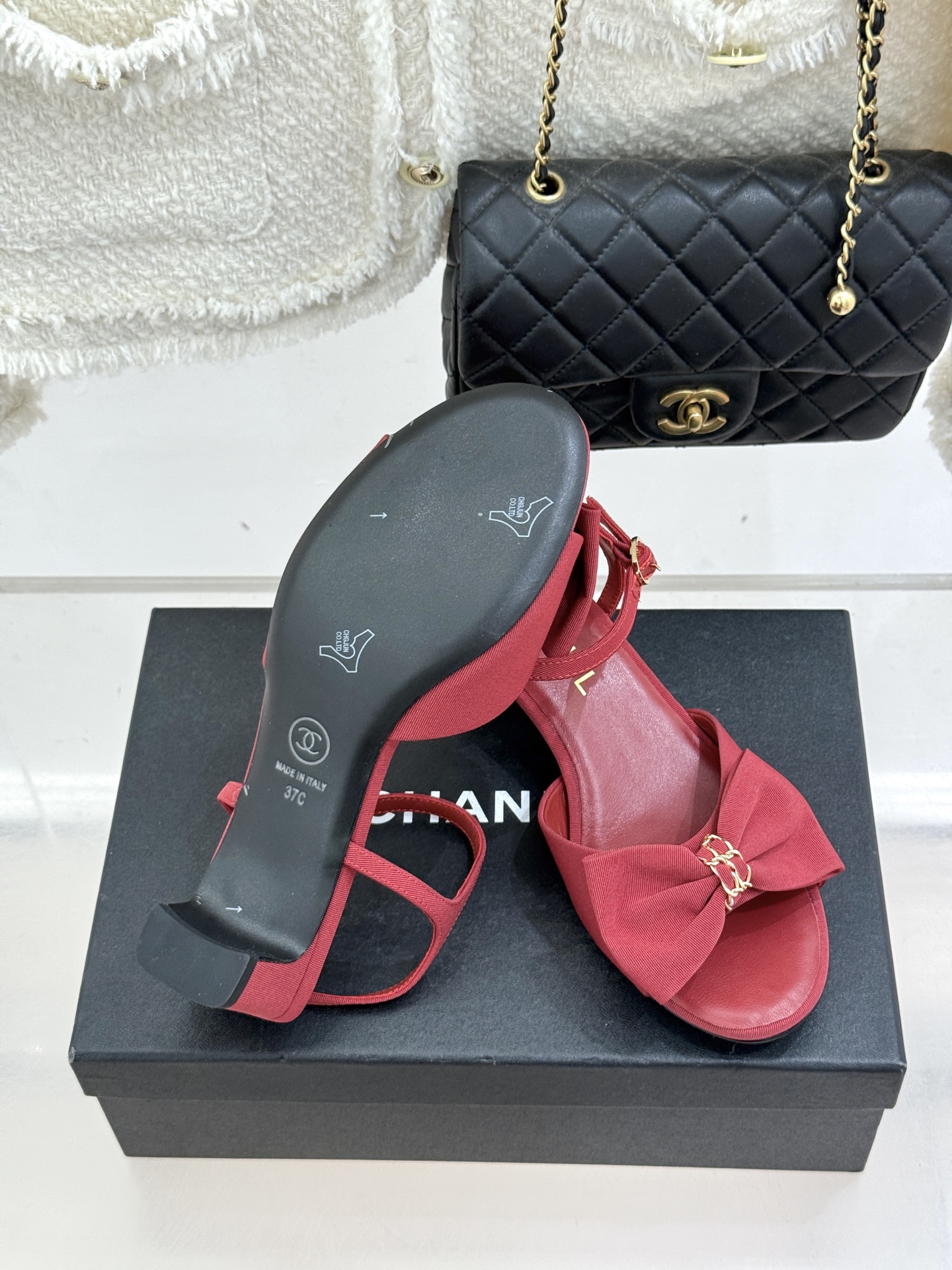 CHANE*｜小香26C新品链条蝴蝶结粗跟凉鞋这款凉鞋以经典符号重构摩登美学让每一步都成为优雅宣言。当粗