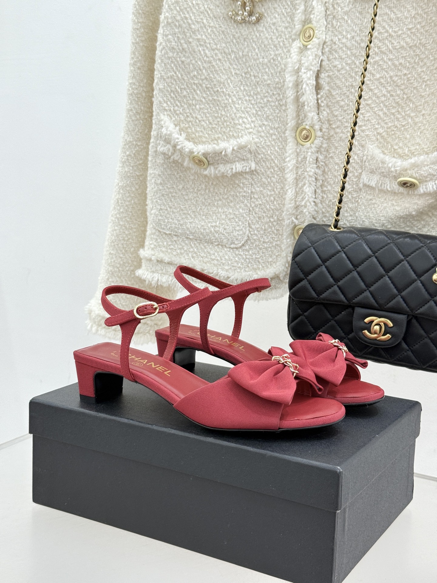CHANE*｜小香26C新品链条蝴蝶结粗跟凉鞋这款凉鞋以经典符号重构摩登美学让每一步都成为优雅宣言。当粗