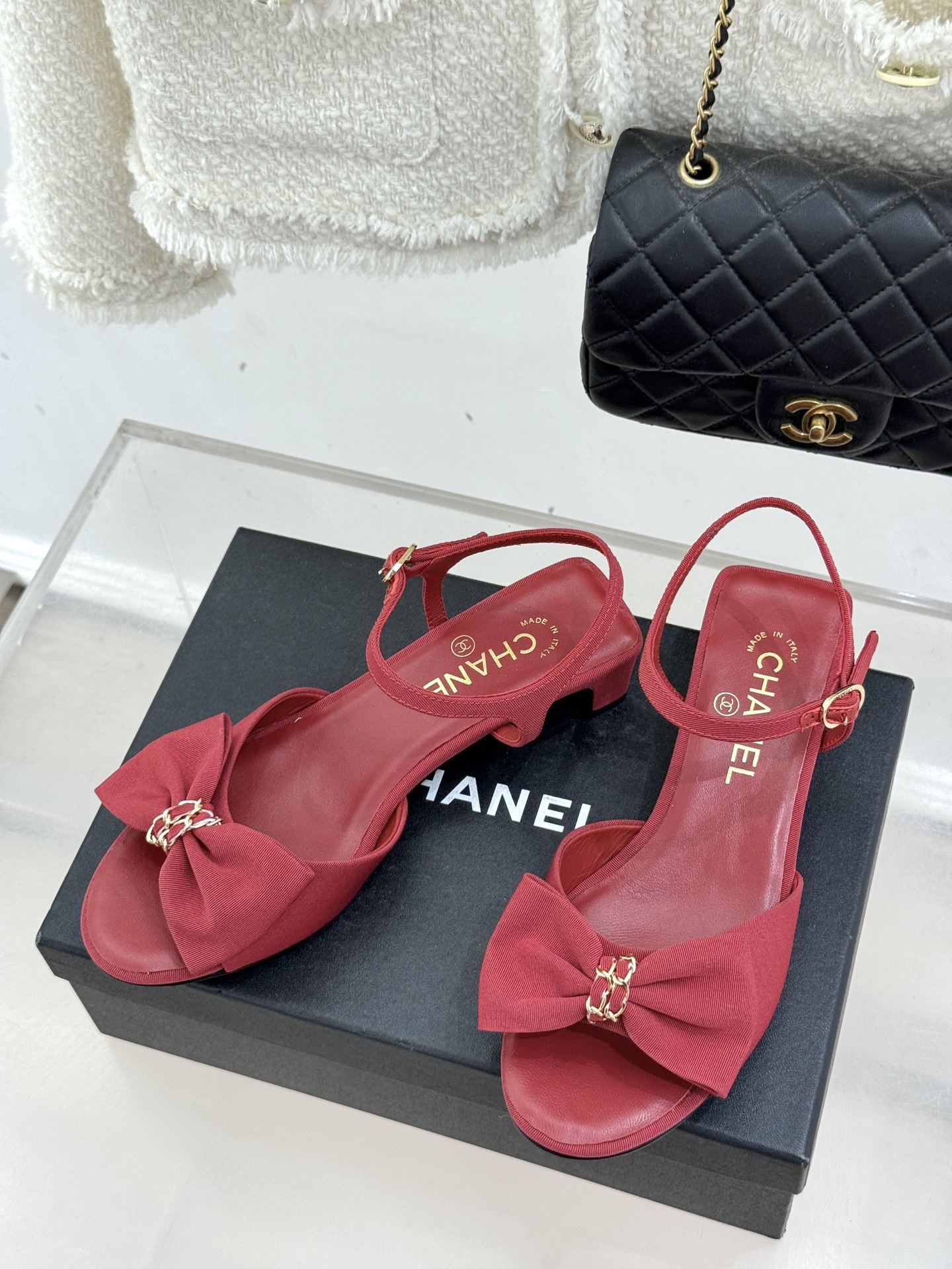 CHANE*｜小香26C新品链条蝴蝶结粗跟凉鞋这款凉鞋以经典符号重构摩登美学让每一步都成为优雅宣言。当粗