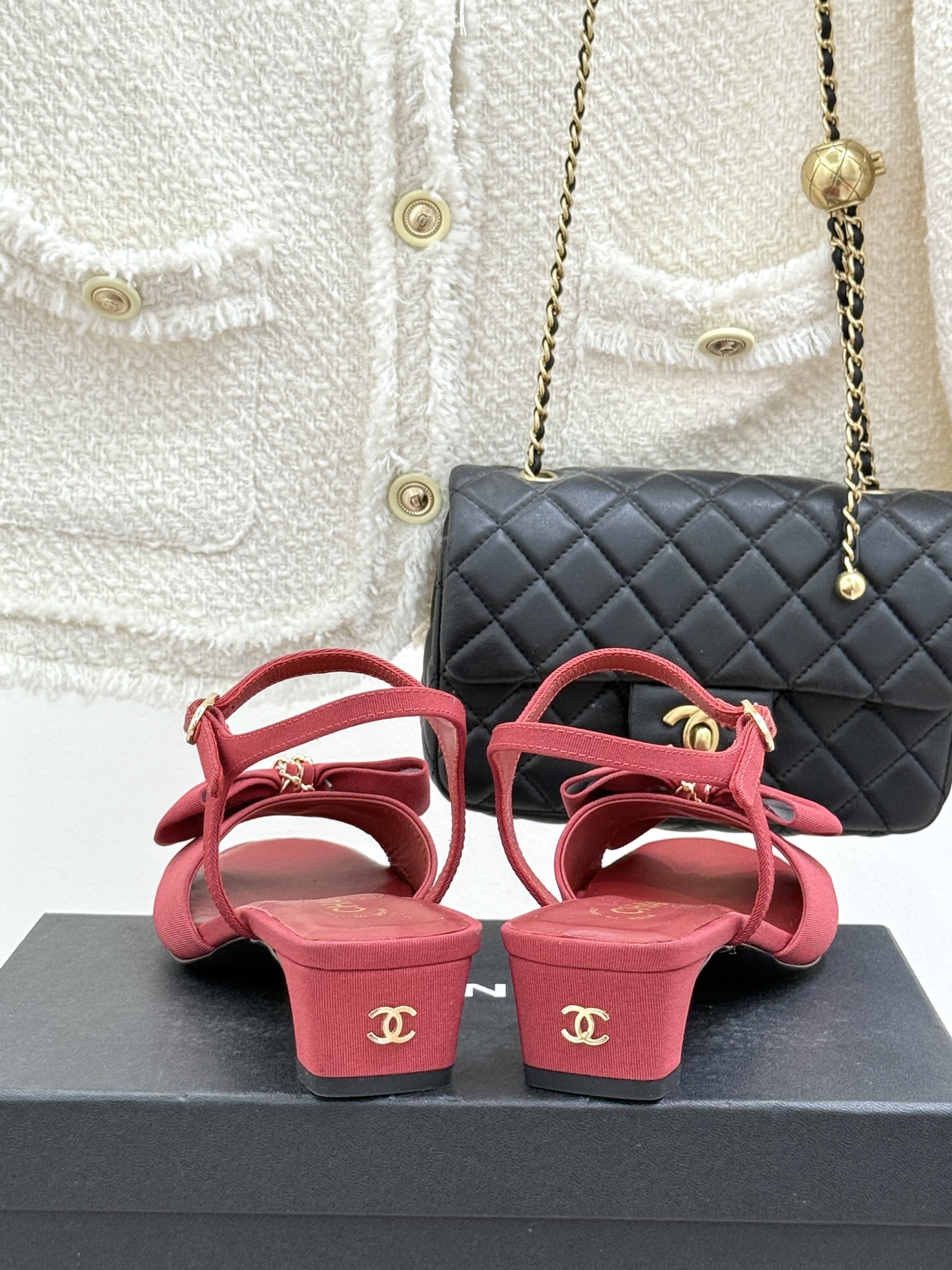 CHANE*｜小香26C新品链条蝴蝶结粗跟凉鞋这款凉鞋以经典符号重构摩登美学让每一步都成为优雅宣言。当粗