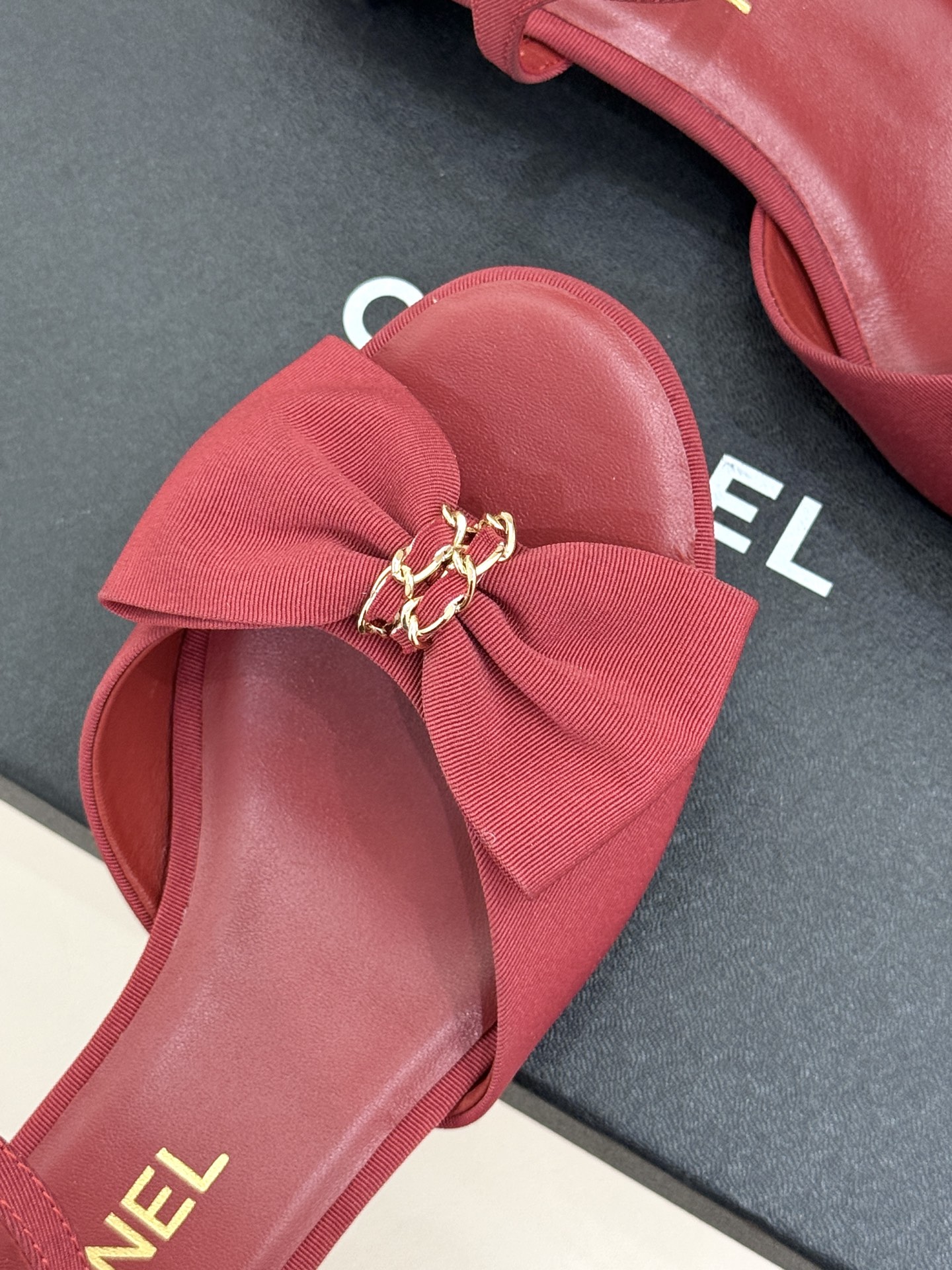 CHANE*｜小香26C新品链条蝴蝶结粗跟凉鞋这款凉鞋以经典符号重构摩登美学让每一步都成为优雅宣言。当粗