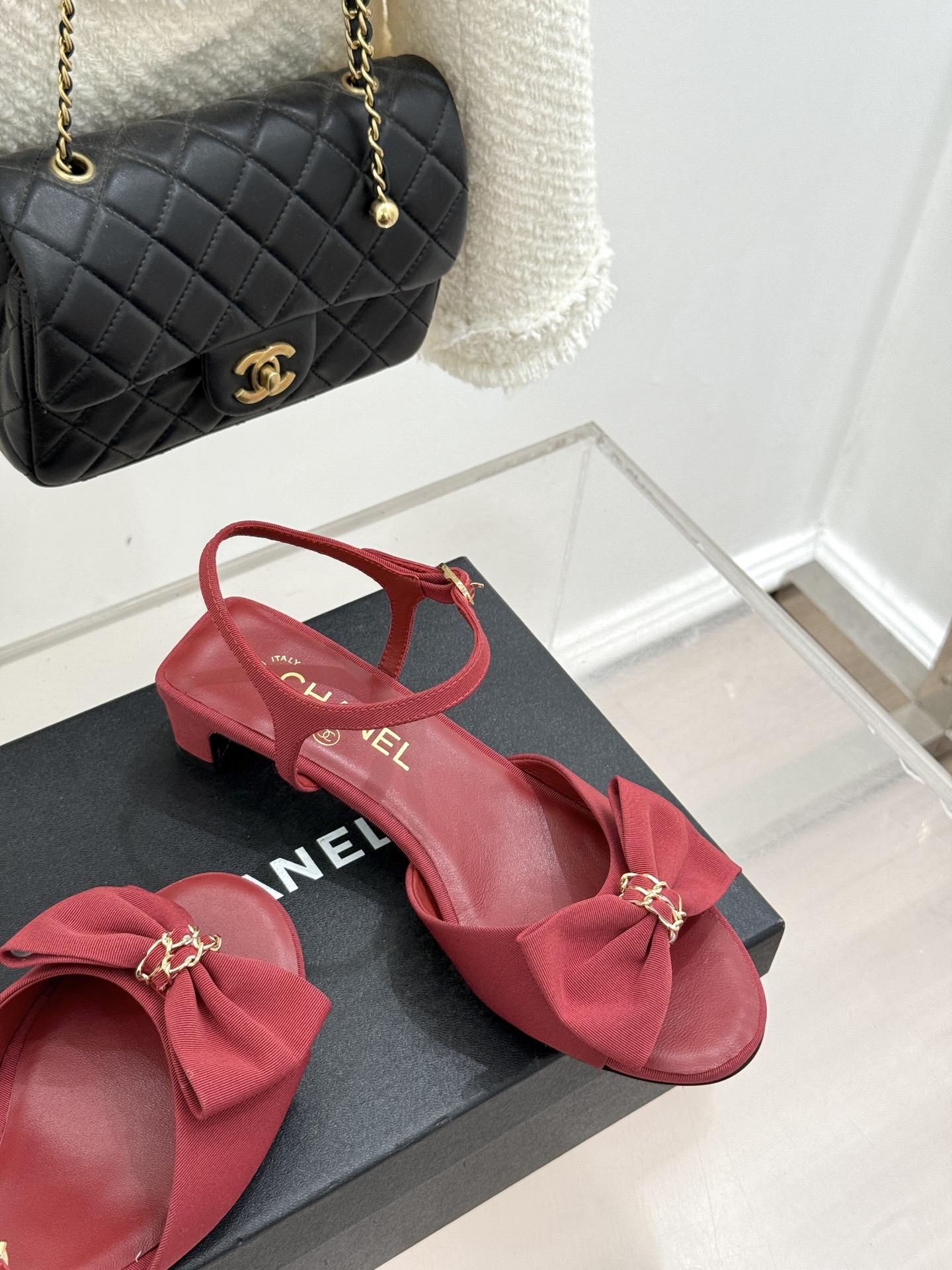 CHANE*｜小香26C新品链条蝴蝶结粗跟凉鞋这款凉鞋以经典符号重构摩登美学让每一步都成为优雅宣言。当粗