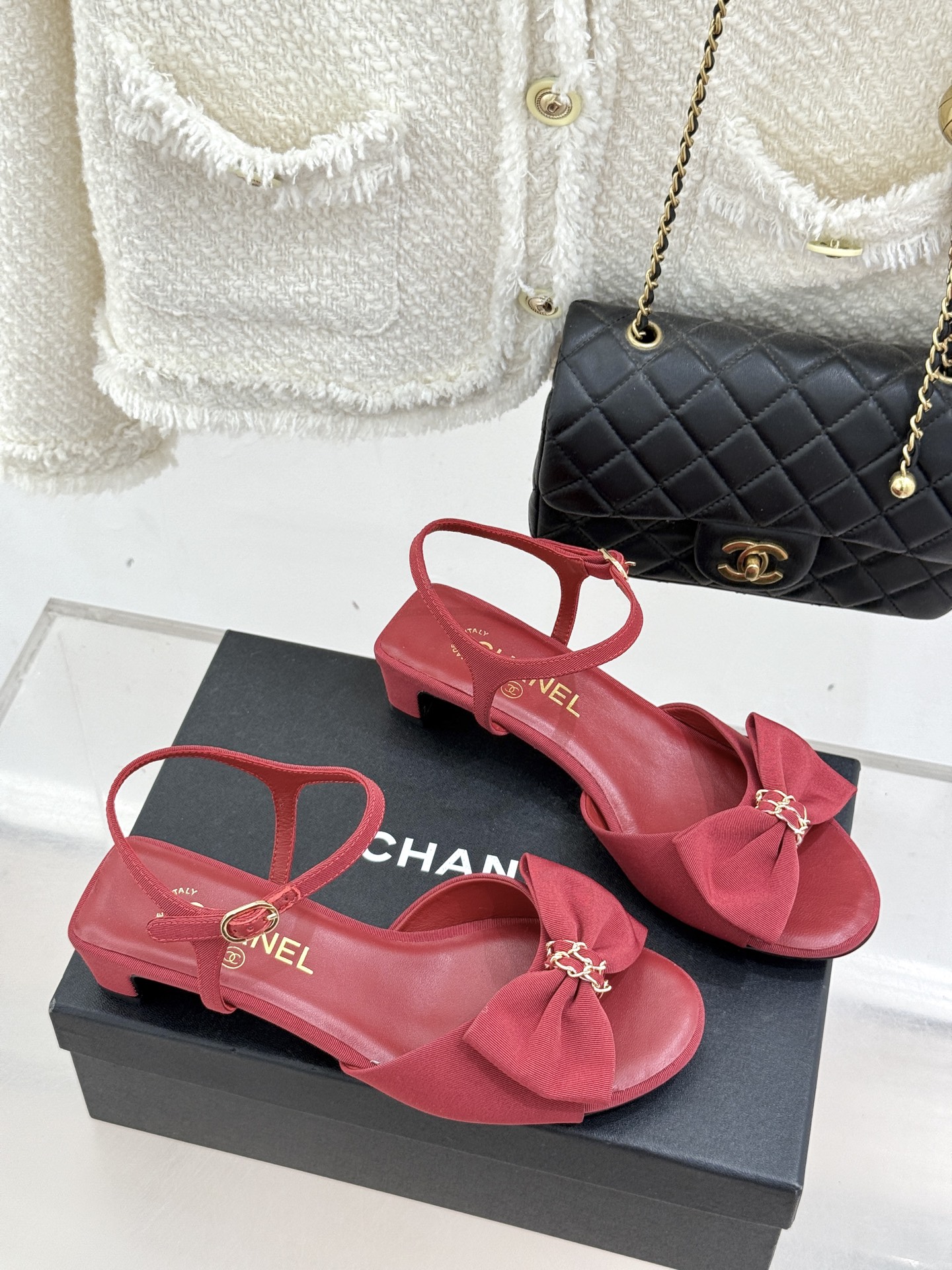 CHANE*｜小香26C新品链条蝴蝶结粗跟凉鞋这款凉鞋以经典符号重构摩登美学让每一步都成为优雅宣言。当粗