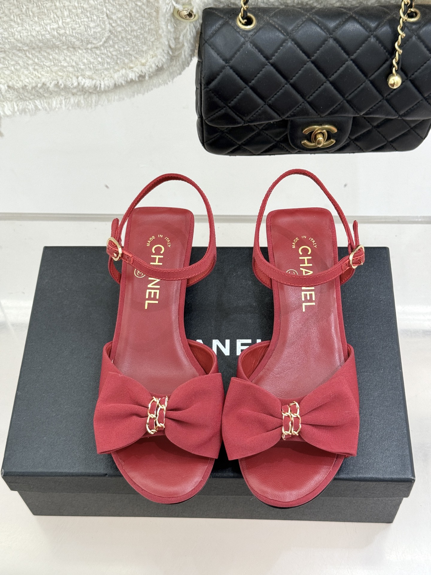 CHANE*｜小香26C新品链条蝴蝶结粗跟凉鞋这款凉鞋以经典符号重构摩登美学让每一步都成为优雅宣言。当粗