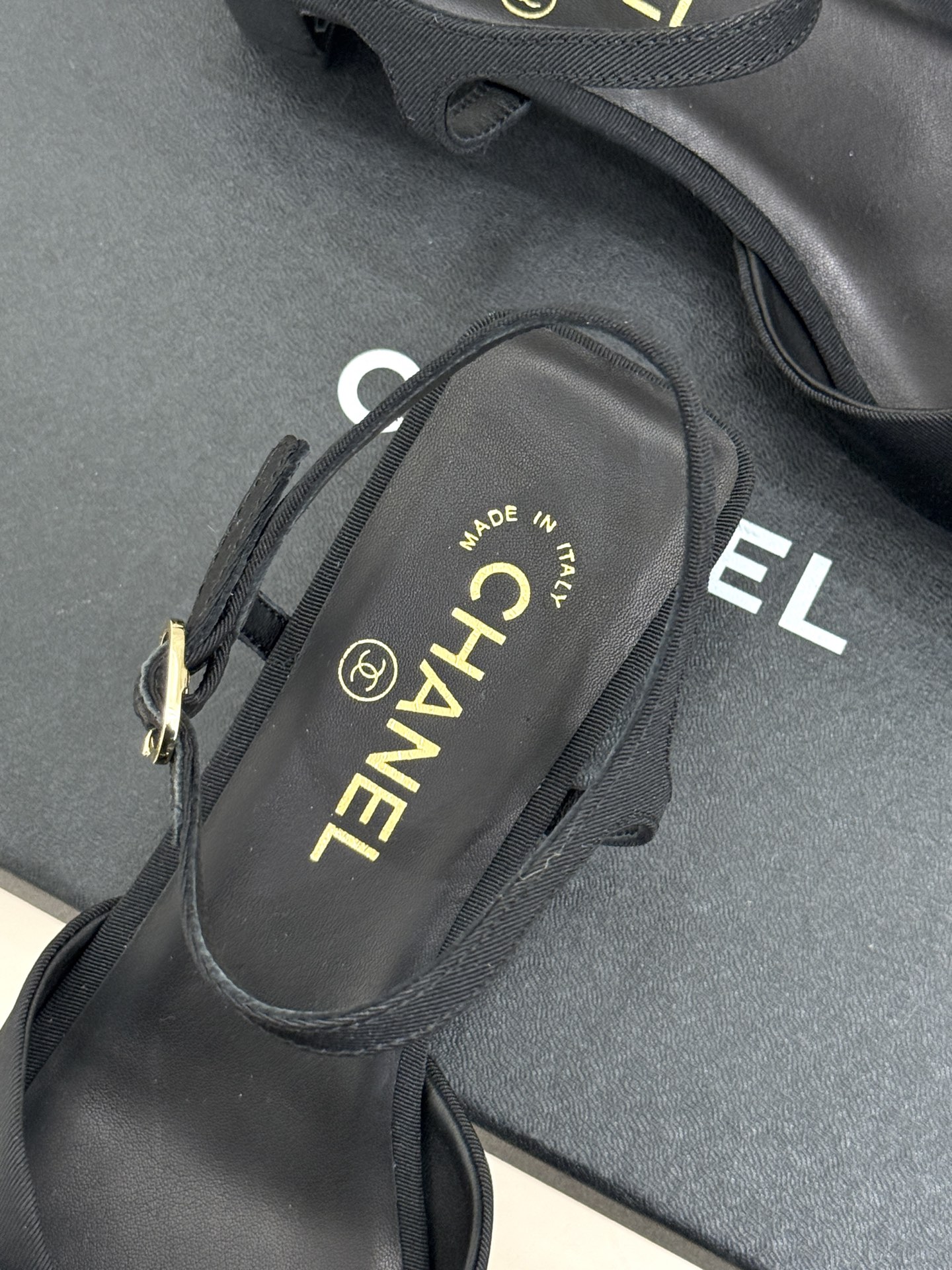 CHANE*｜小香26C新品链条蝴蝶结粗跟凉鞋这款凉鞋以经典符号重构摩登美学让每一步都成为优雅宣言。当粗