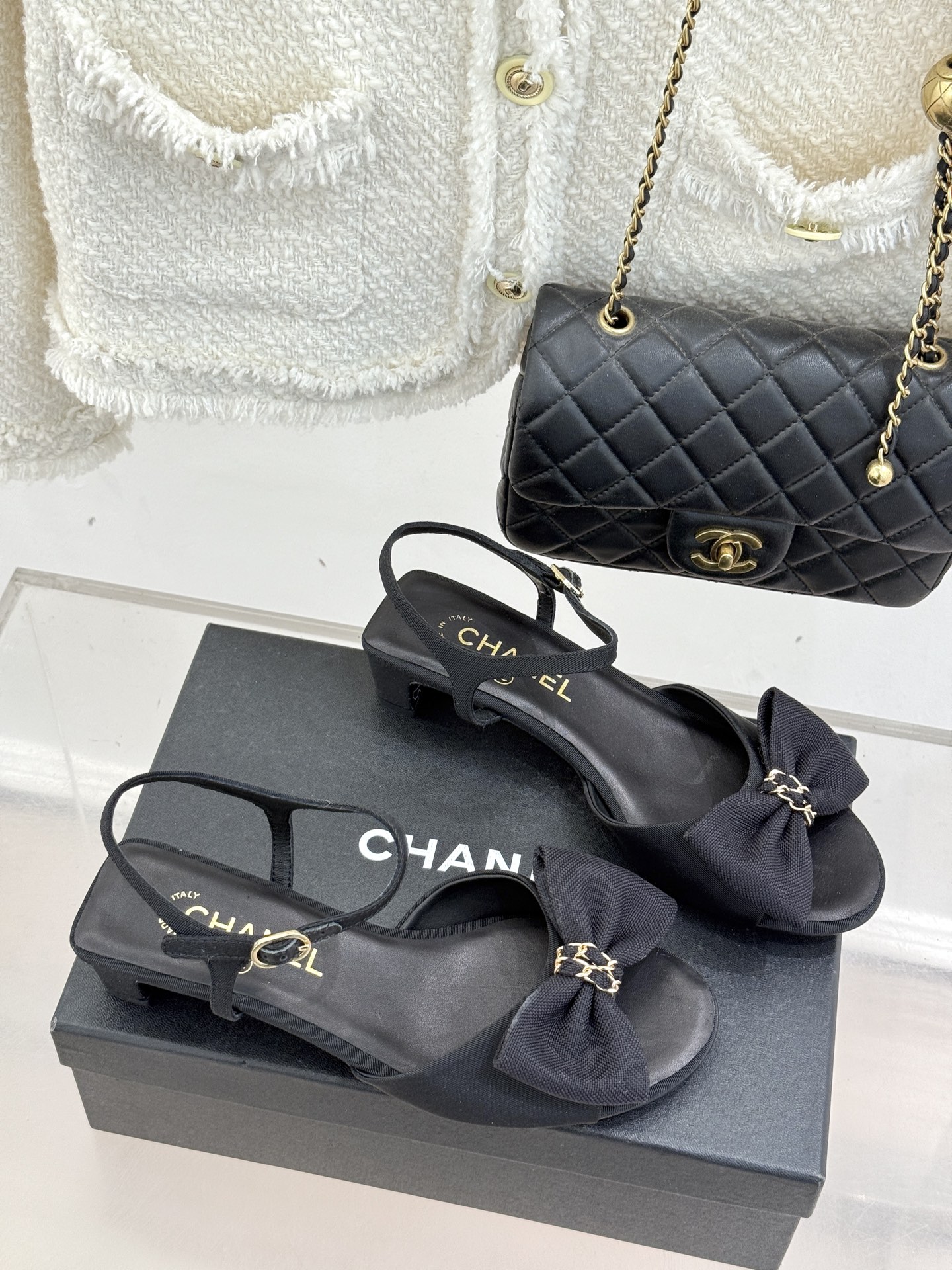 CHANE*｜小香26C新品链条蝴蝶结粗跟凉鞋这款凉鞋以经典符号重构摩登美学让每一步都成为优雅宣言。当粗