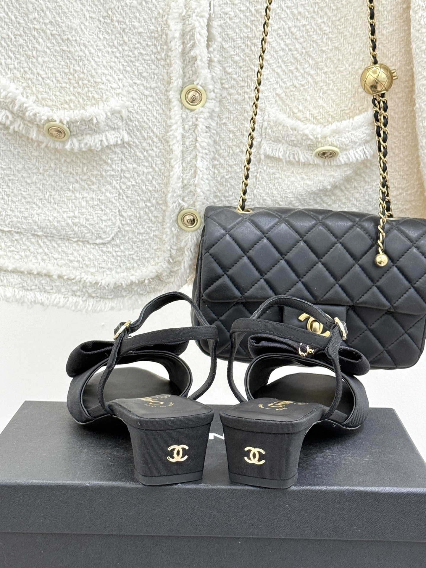 CHANE*｜小香26C新品链条蝴蝶结粗跟凉鞋这款凉鞋以经典符号重构摩登美学让每一步都成为优雅宣言。当粗