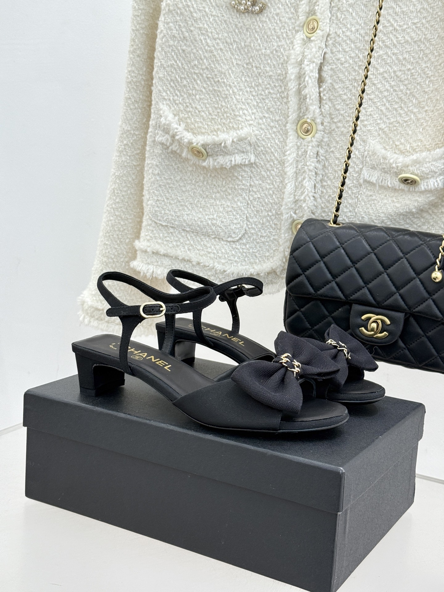CHANE*｜小香26C新品链条蝴蝶结粗跟凉鞋这款凉鞋以经典符号重构摩登美学让每一步都成为优雅宣言。当粗