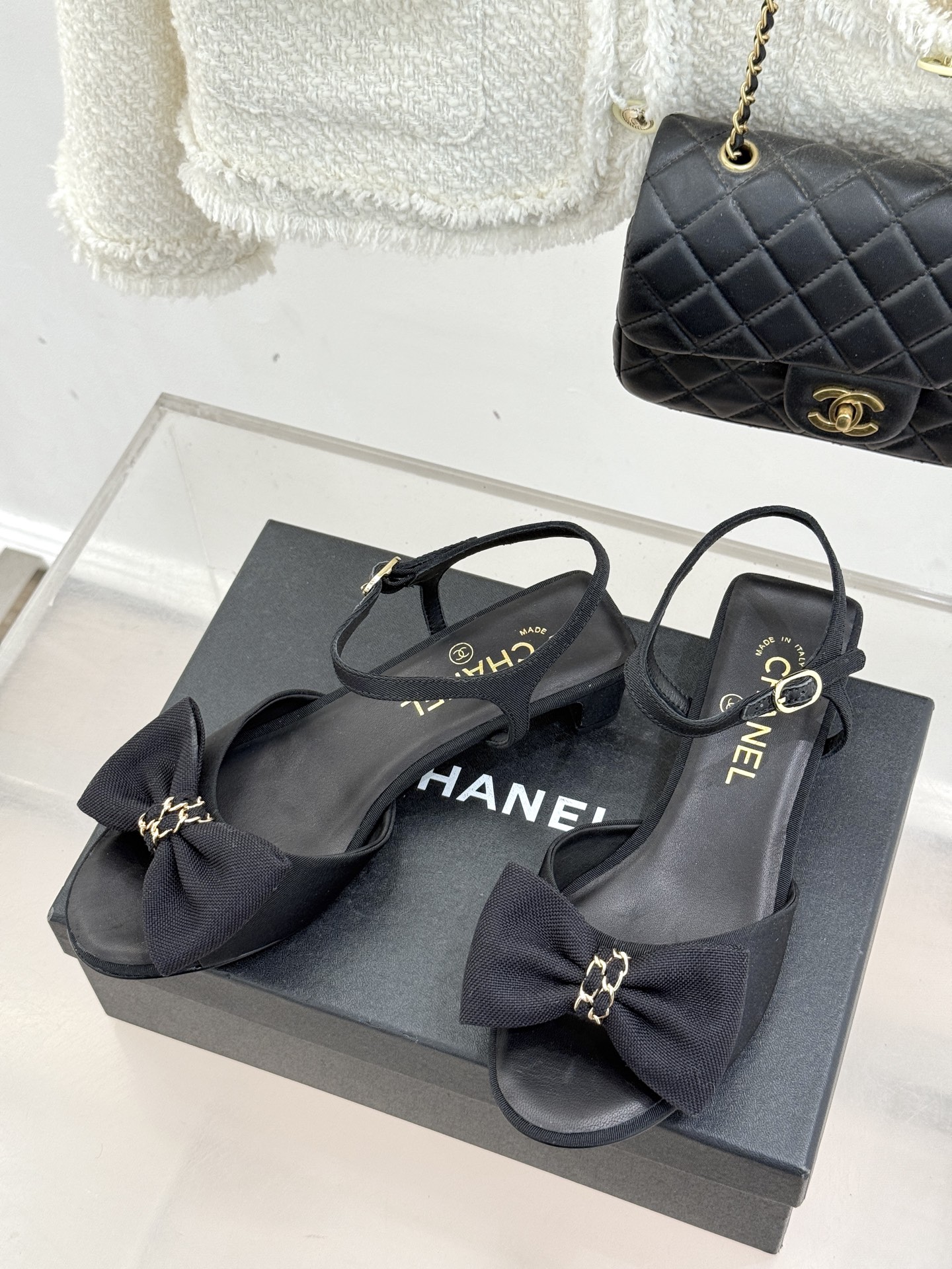 CHANE*｜小香26C新品链条蝴蝶结粗跟凉鞋这款凉鞋以经典符号重构摩登美学让每一步都成为优雅宣言。当粗