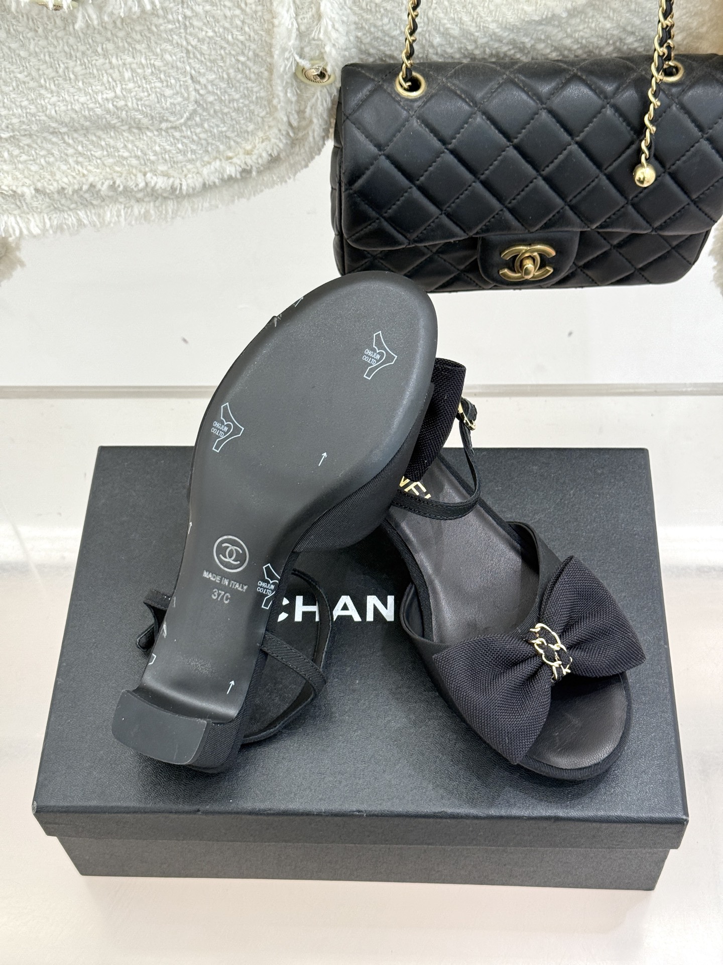 CHANE*｜小香26C新品链条蝴蝶结粗跟凉鞋这款凉鞋以经典符号重构摩登美学让每一步都成为优雅宣言。当粗