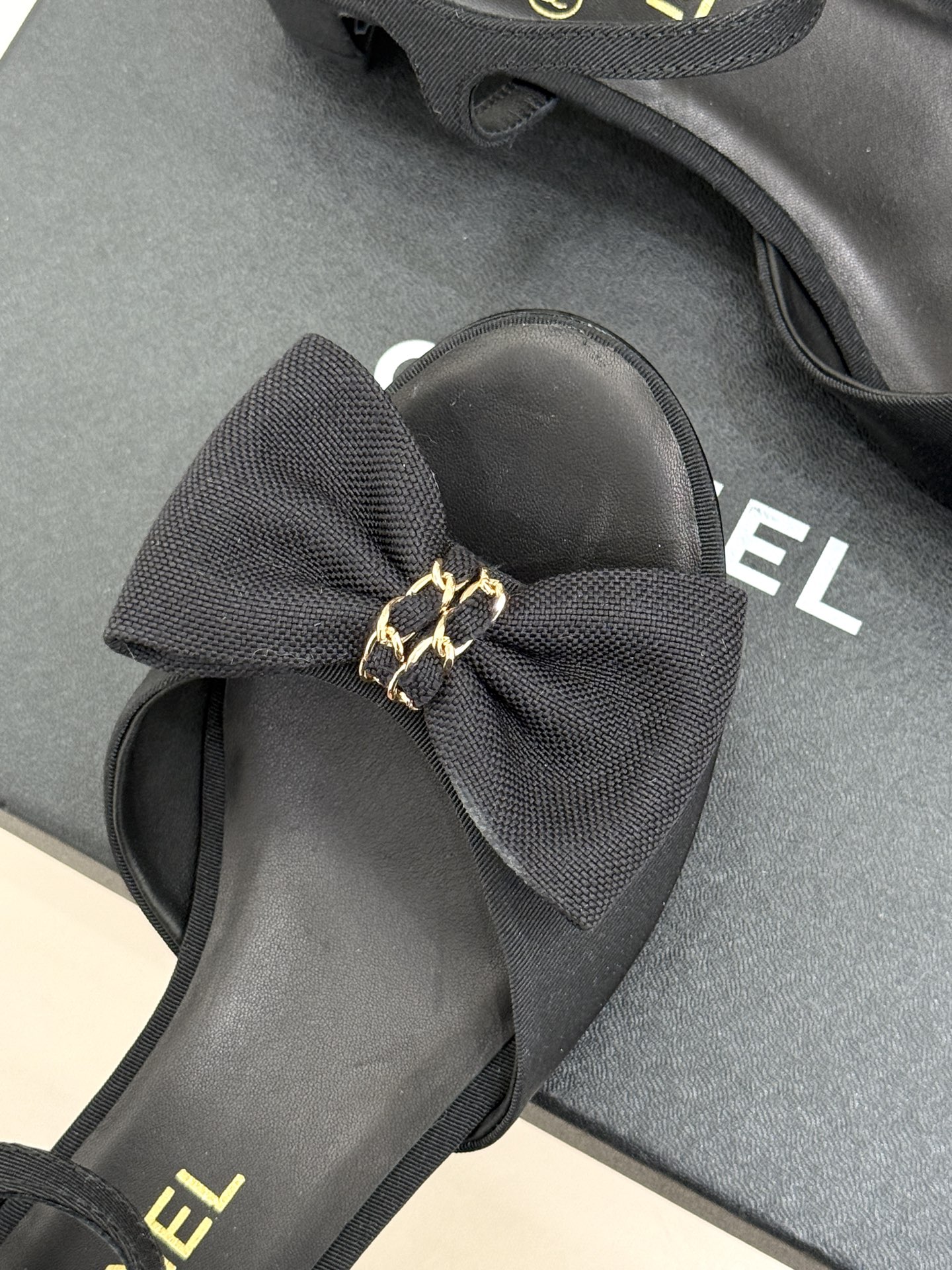 CHANE*｜小香26C新品链条蝴蝶结粗跟凉鞋这款凉鞋以经典符号重构摩登美学让每一步都成为优雅宣言。当粗