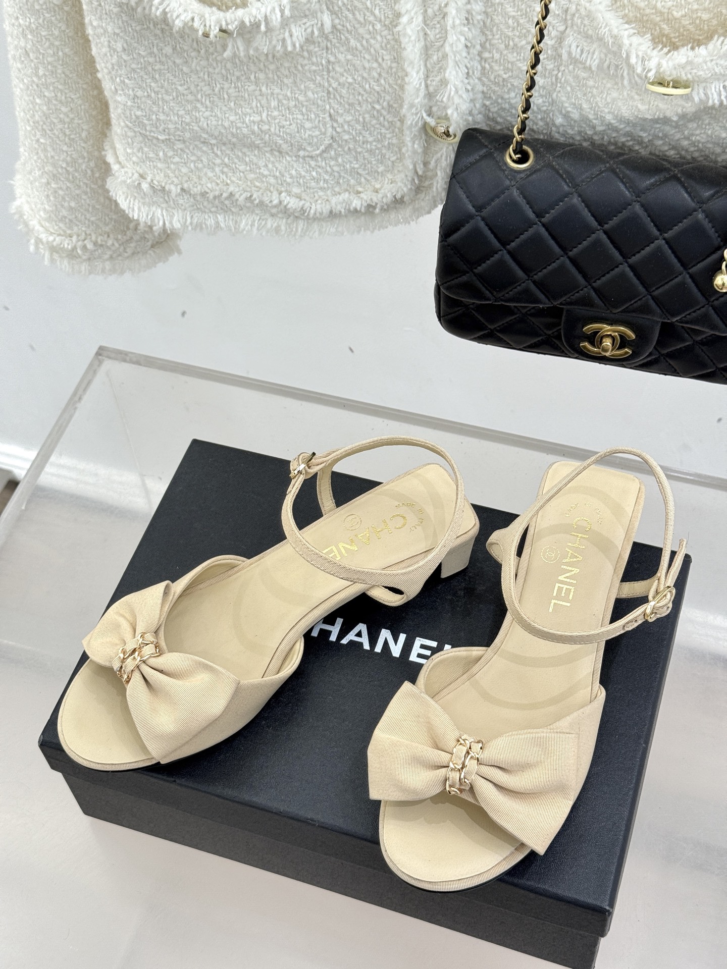 CHANE*｜小香26C新品链条蝴蝶结粗跟凉鞋这款凉鞋以经典符号重构摩登美学让每一步都成为优雅宣言。当粗