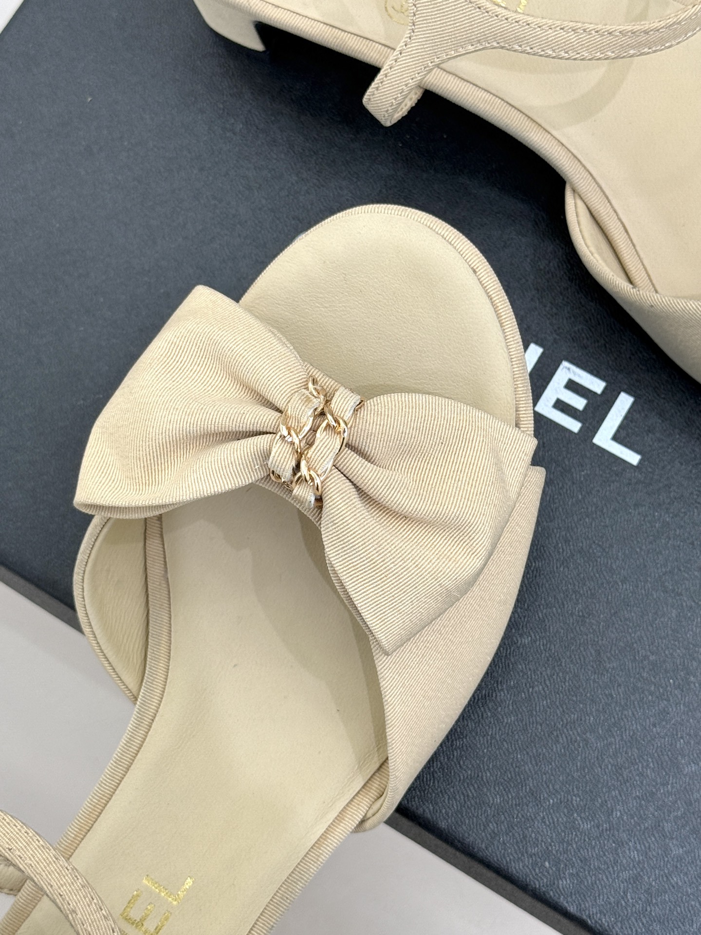 CHANE*｜小香26C新品链条蝴蝶结粗跟凉鞋这款凉鞋以经典符号重构摩登美学让每一步都成为优雅宣言。当粗