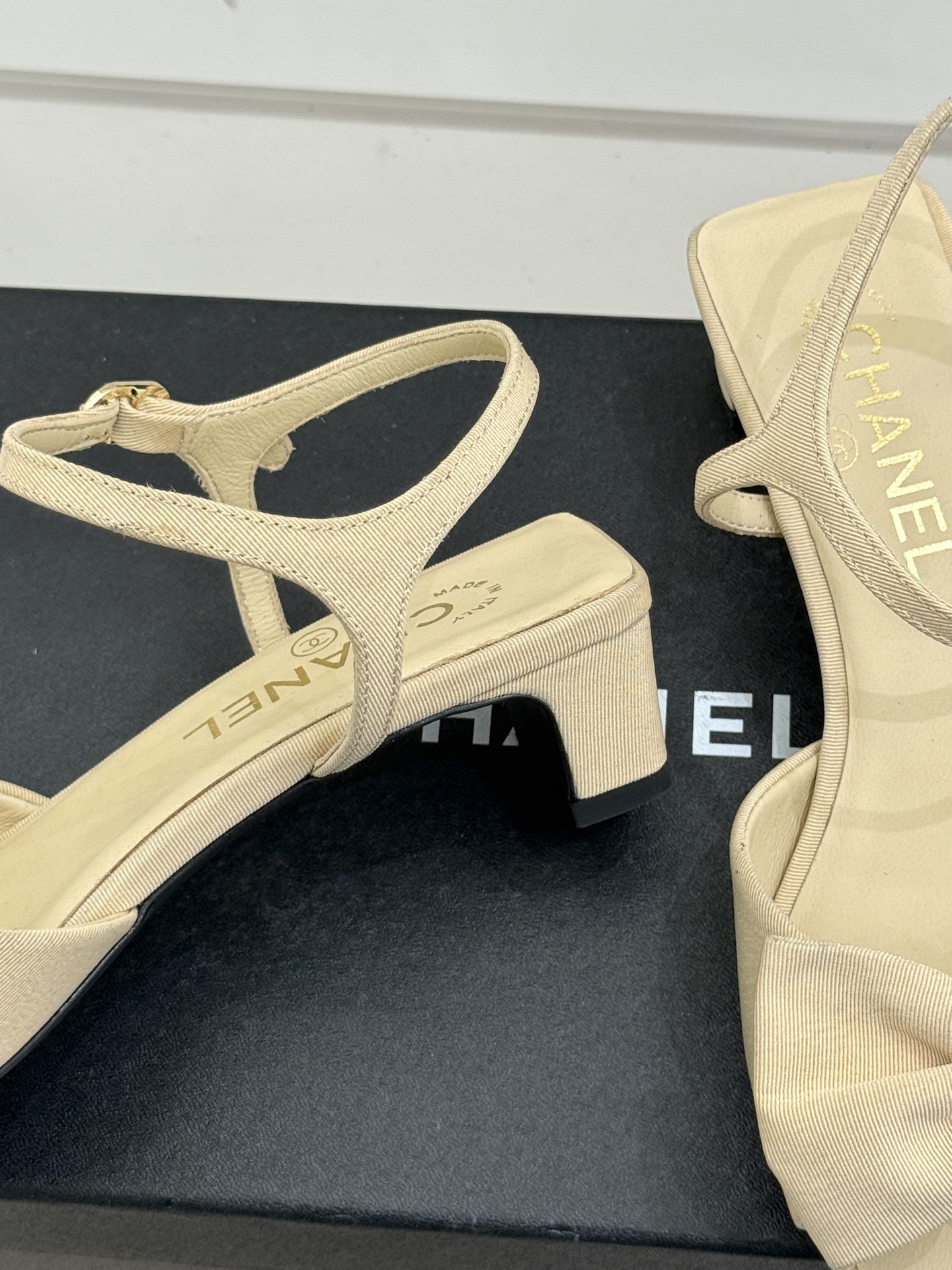 CHANE*｜小香26C新品链条蝴蝶结粗跟凉鞋这款凉鞋以经典符号重构摩登美学让每一步都成为优雅宣言。当粗