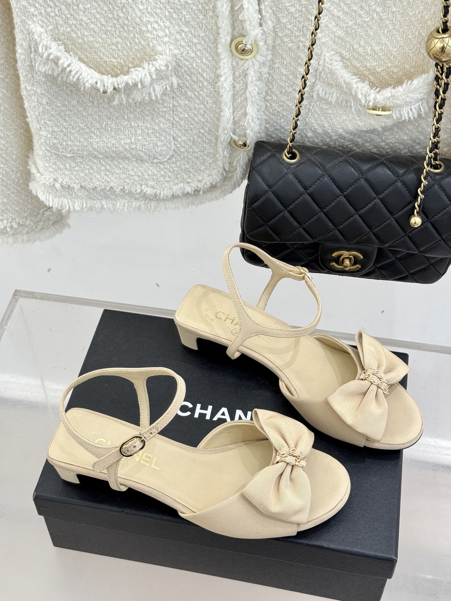 CHANE*｜小香26C新品链条蝴蝶结粗跟凉鞋这款凉鞋以经典符号重构摩登美学让每一步都成为优雅宣言。当粗