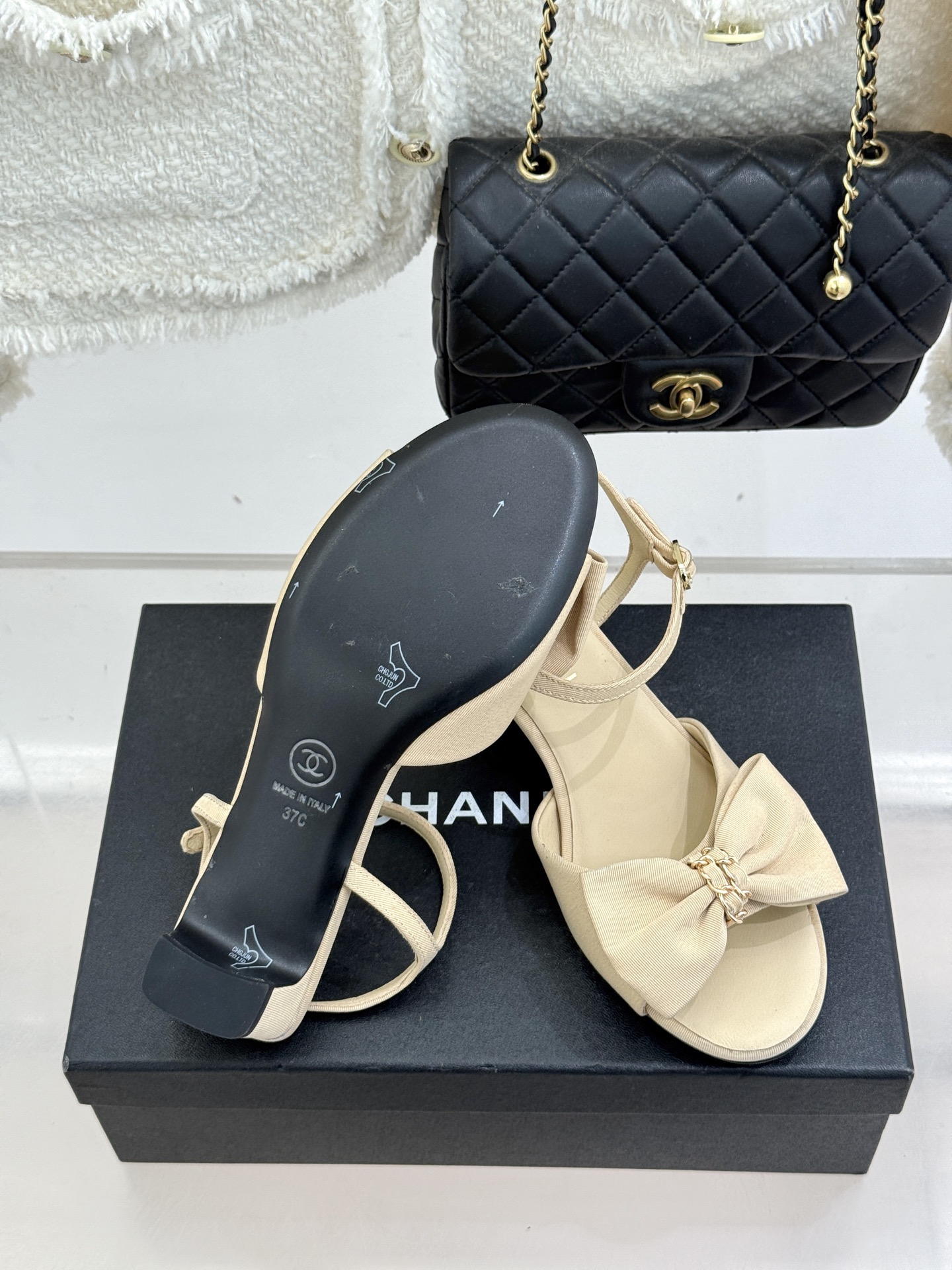 CHANE*｜小香26C新品链条蝴蝶结粗跟凉鞋这款凉鞋以经典符号重构摩登美学让每一步都成为优雅宣言。当粗