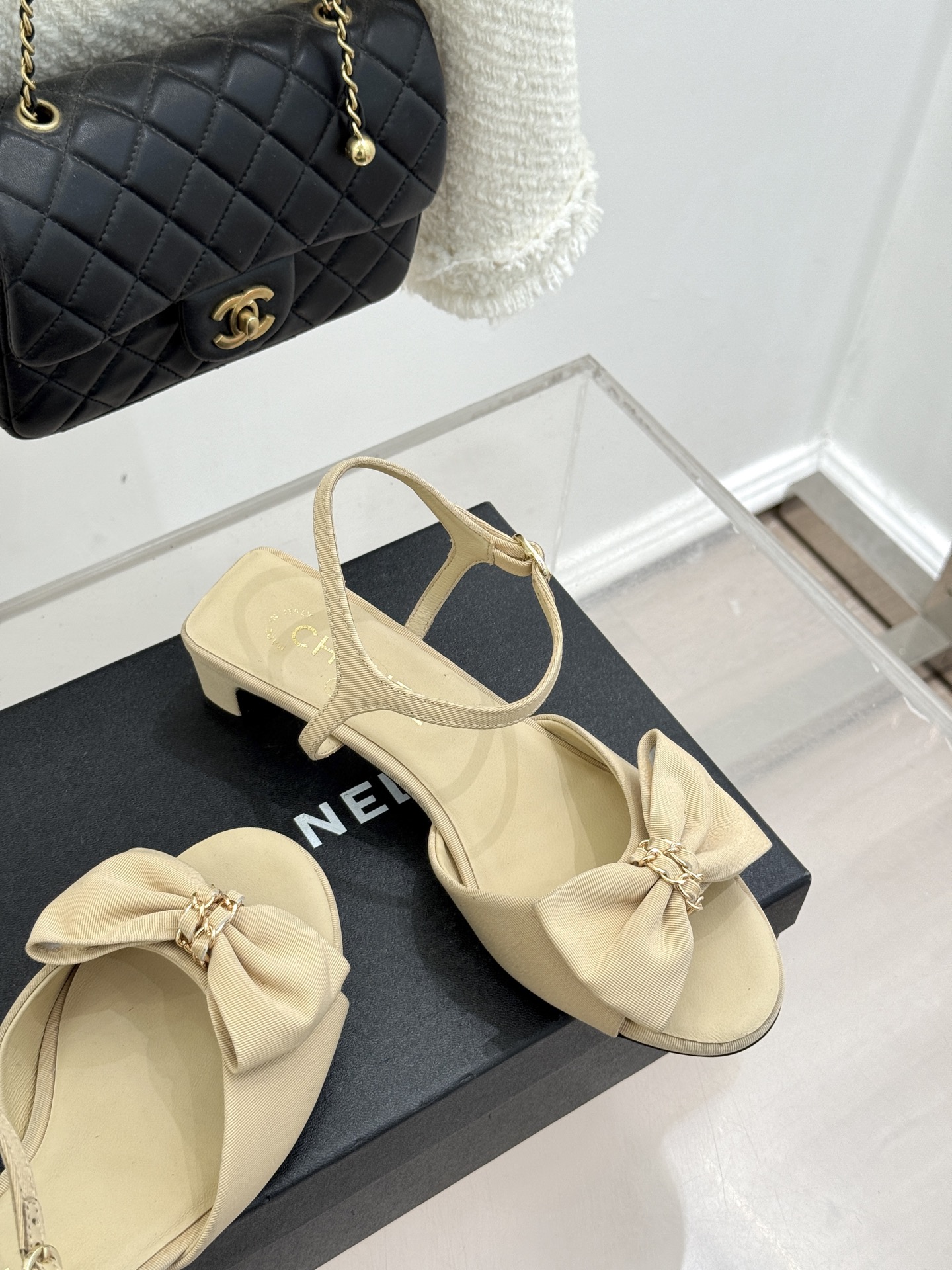 CHANE*｜小香26C新品链条蝴蝶结粗跟凉鞋这款凉鞋以经典符号重构摩登美学让每一步都成为优雅宣言。当粗