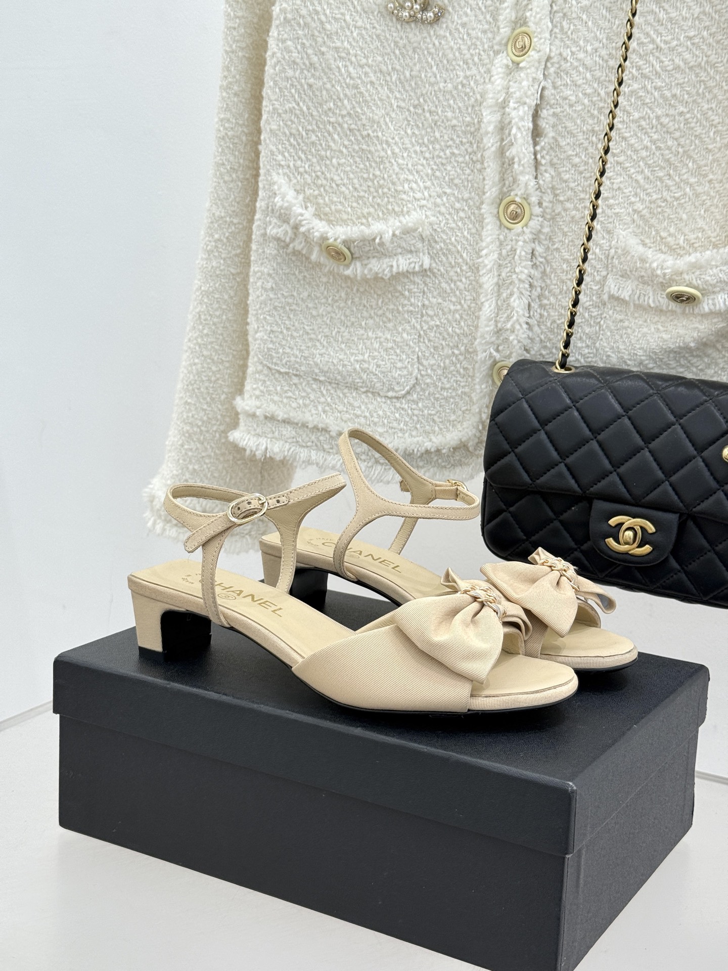 CHANE*｜小香26C新品链条蝴蝶结粗跟凉鞋这款凉鞋以经典符号重构摩登美学让每一步都成为优雅宣言。当粗