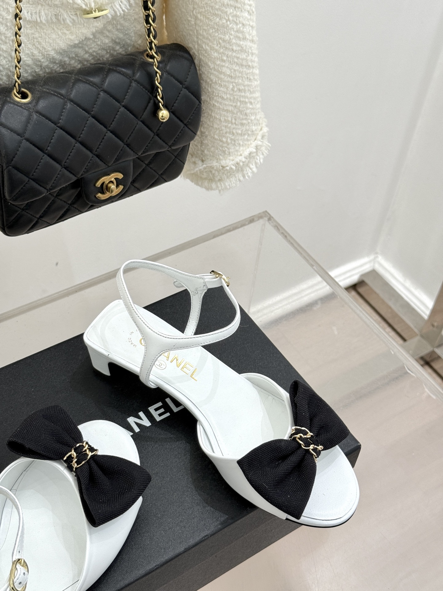 CHANE*｜小香26C新品链条蝴蝶结粗跟凉鞋这款凉鞋以经典符号重构摩登美学让每一步都成为优雅宣言。当粗