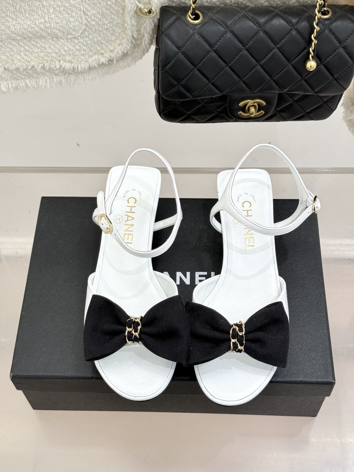 CHANE*｜小香26C新品链条蝴蝶结粗跟凉鞋这款凉鞋以经典符号重构摩登美学让每一步都成为优雅宣言。当粗