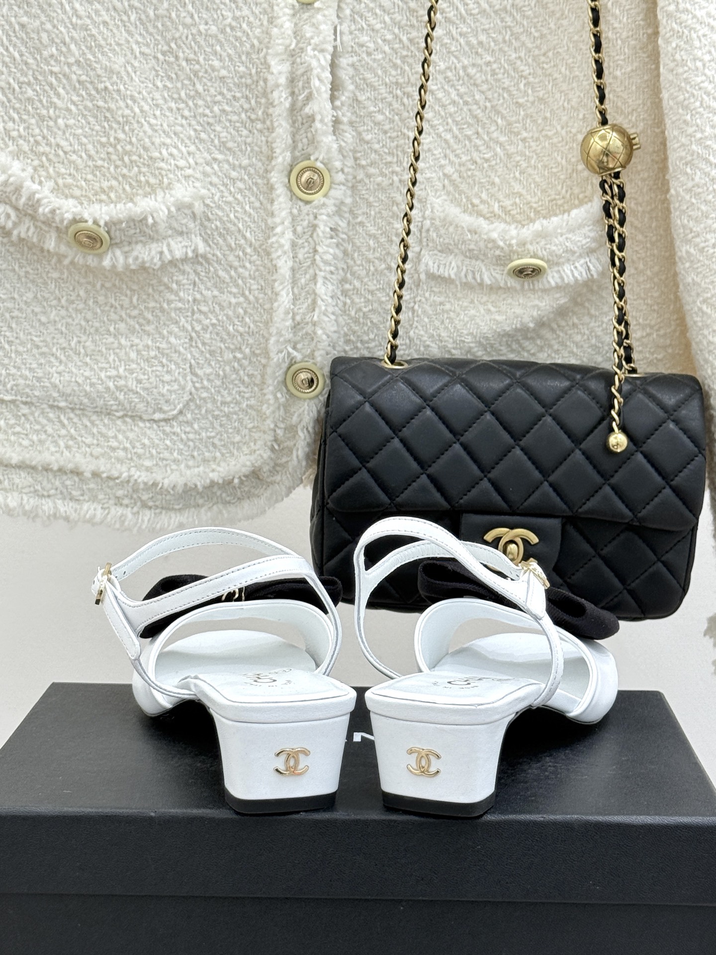 CHANE*｜小香26C新品链条蝴蝶结粗跟凉鞋这款凉鞋以经典符号重构摩登美学让每一步都成为优雅宣言。当粗