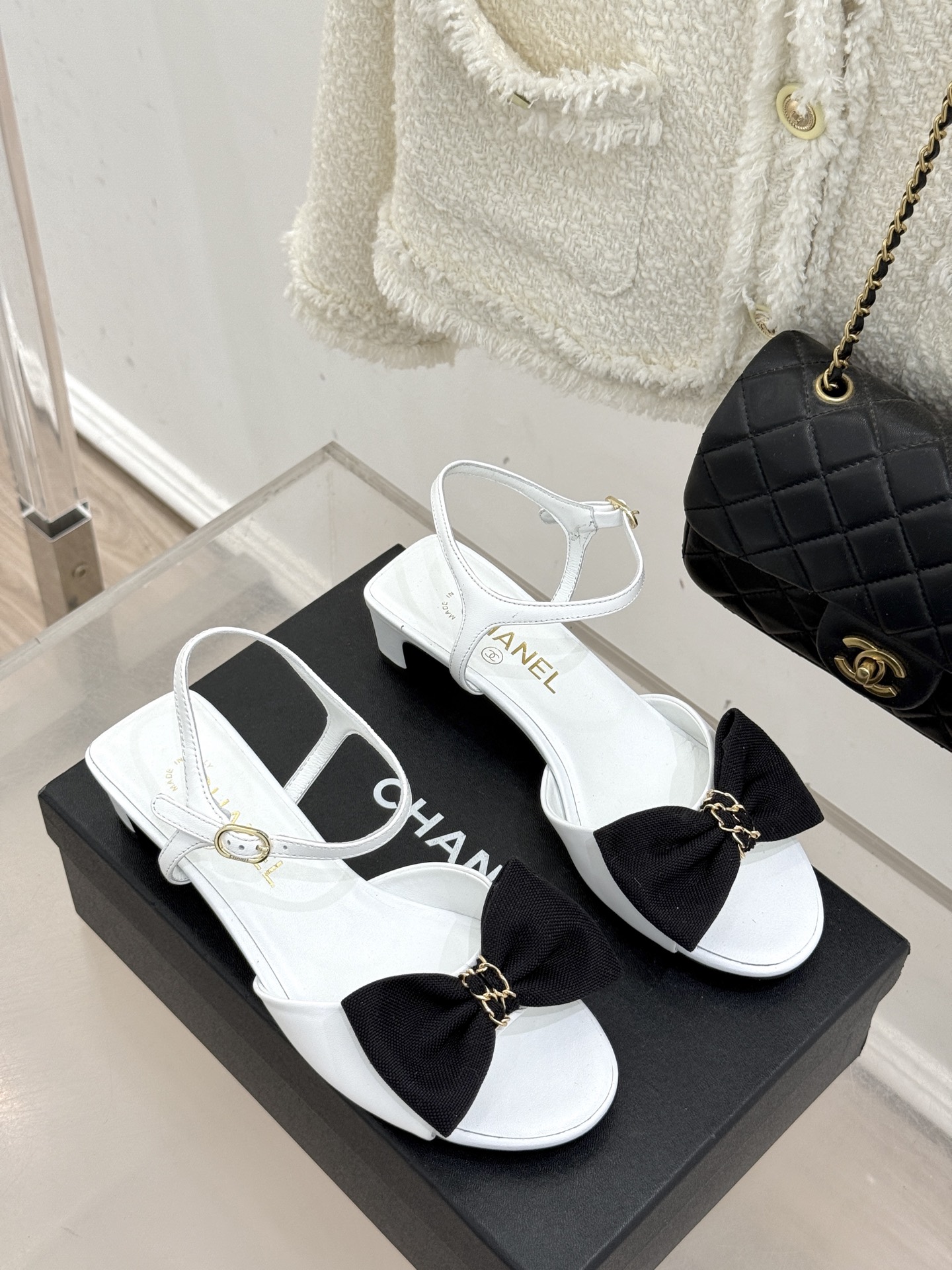 CHANE*｜小香26C新品链条蝴蝶结粗跟凉鞋这款凉鞋以经典符号重构摩登美学让每一步都成为优雅宣言。当粗