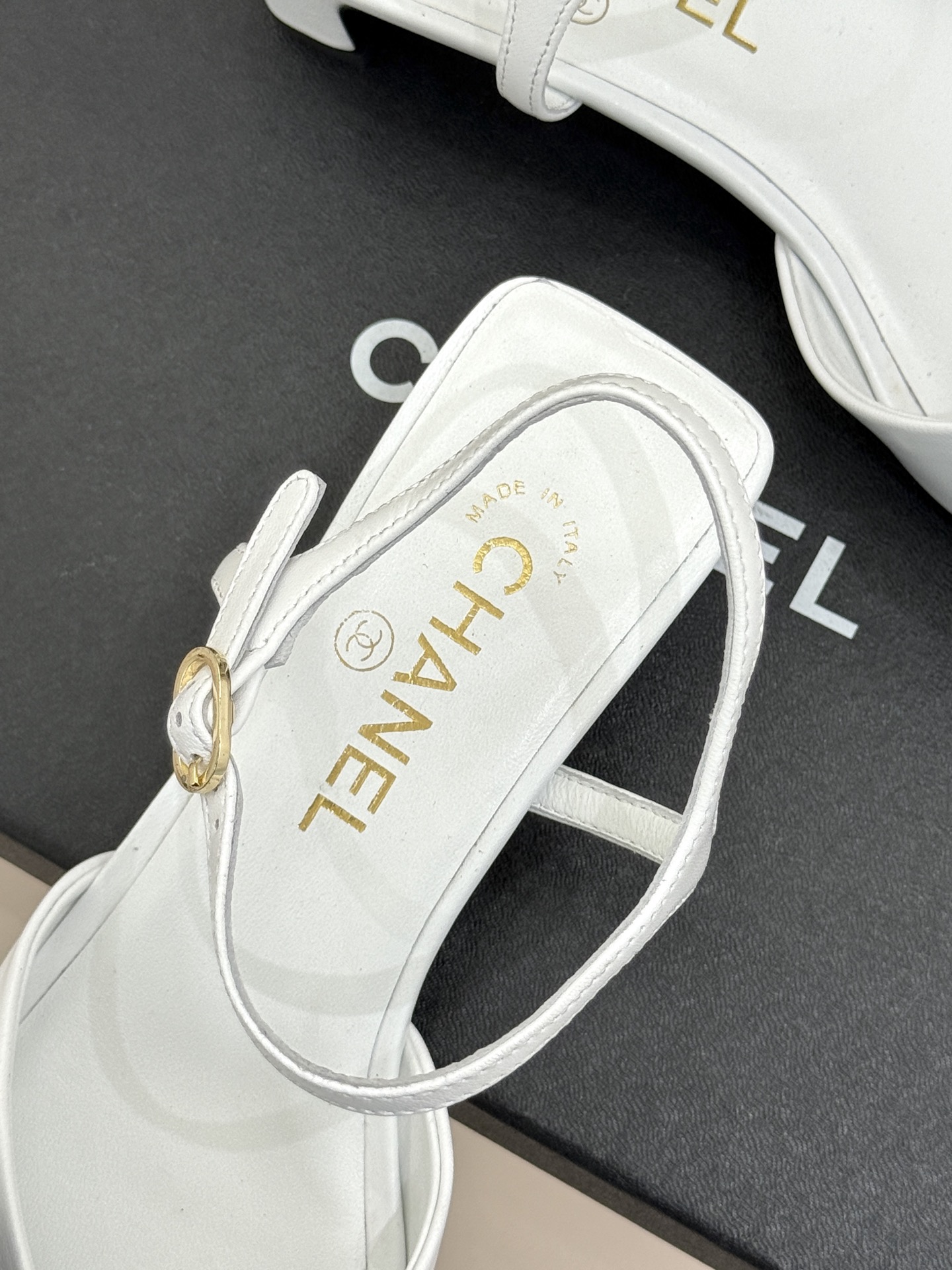 CHANE*｜小香26C新品链条蝴蝶结粗跟凉鞋这款凉鞋以经典符号重构摩登美学让每一步都成为优雅宣言。当粗