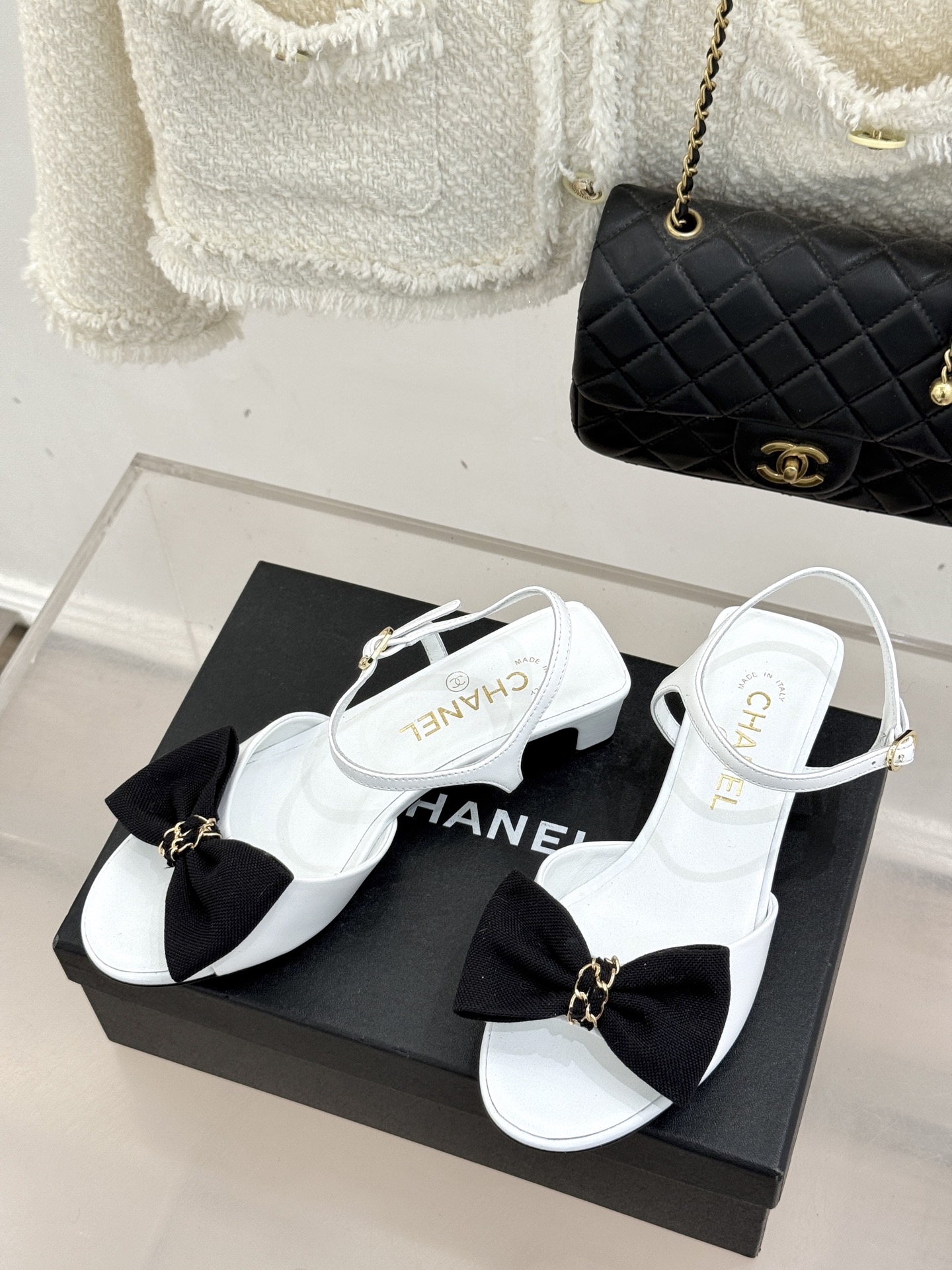 CHANE*｜小香26C新品链条蝴蝶结粗跟凉鞋这款凉鞋以经典符号重构摩登美学让每一步都成为优雅宣言。当粗