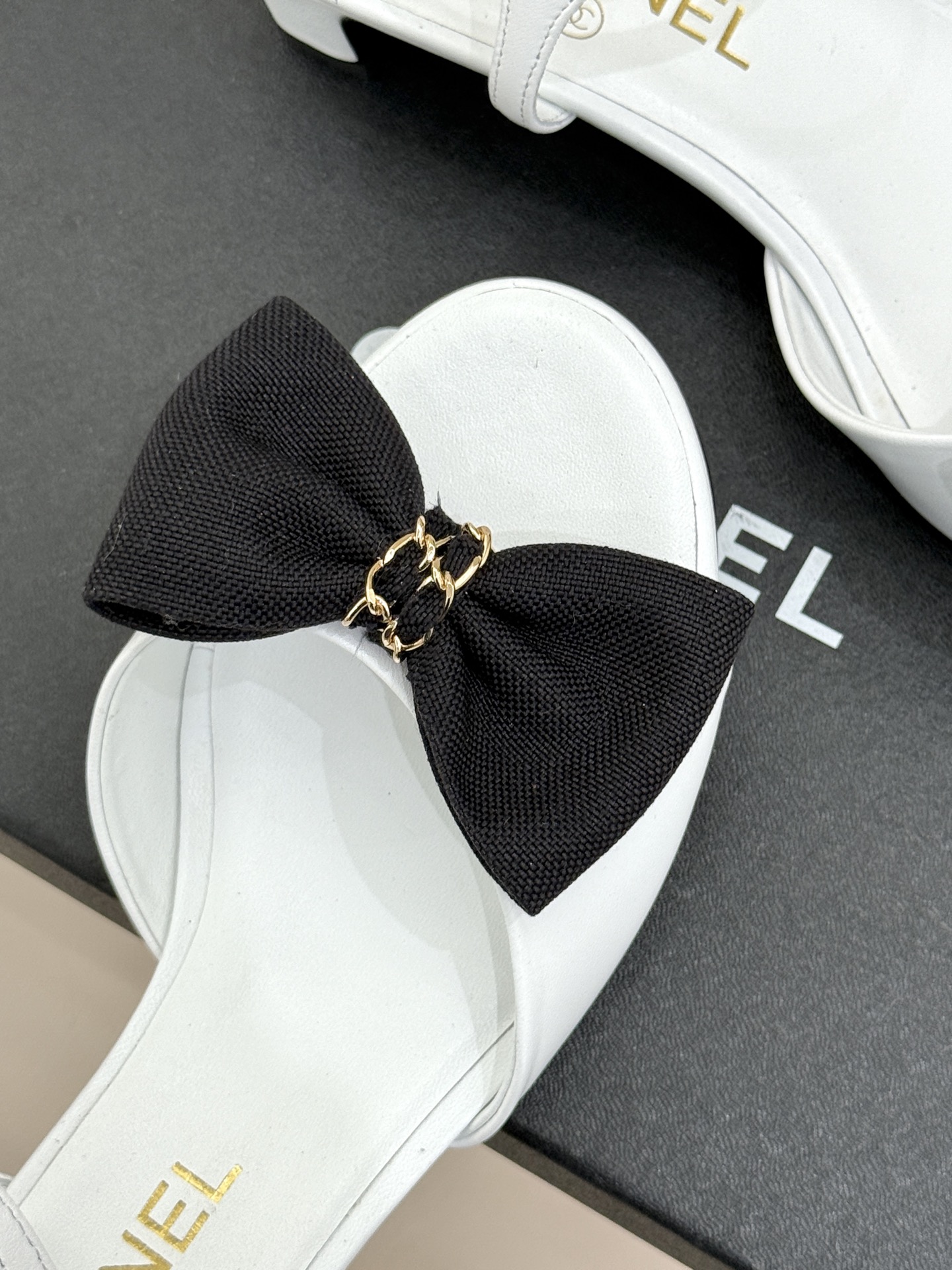 CHANE*｜小香26C新品链条蝴蝶结粗跟凉鞋这款凉鞋以经典符号重构摩登美学让每一步都成为优雅宣言。当粗