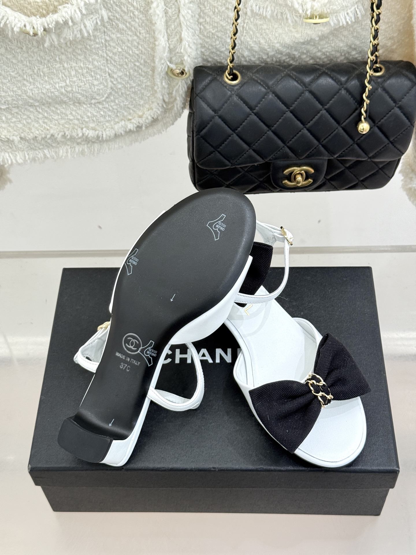 CHANE*｜小香26C新品链条蝴蝶结粗跟凉鞋这款凉鞋以经典符号重构摩登美学让每一步都成为优雅宣言。当粗