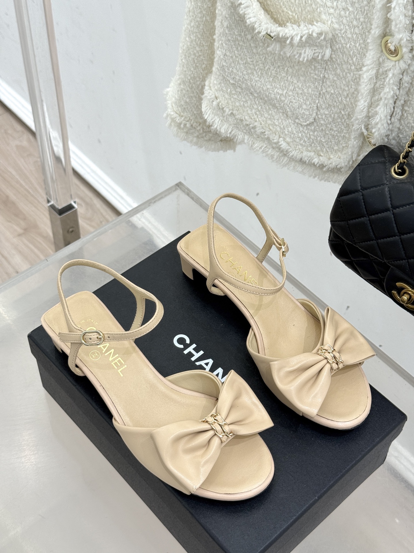 CHANE*｜小香26C新品链条蝴蝶结粗跟凉鞋这款凉鞋以经典符号重构摩登美学让每一步都成为优雅宣言。当粗