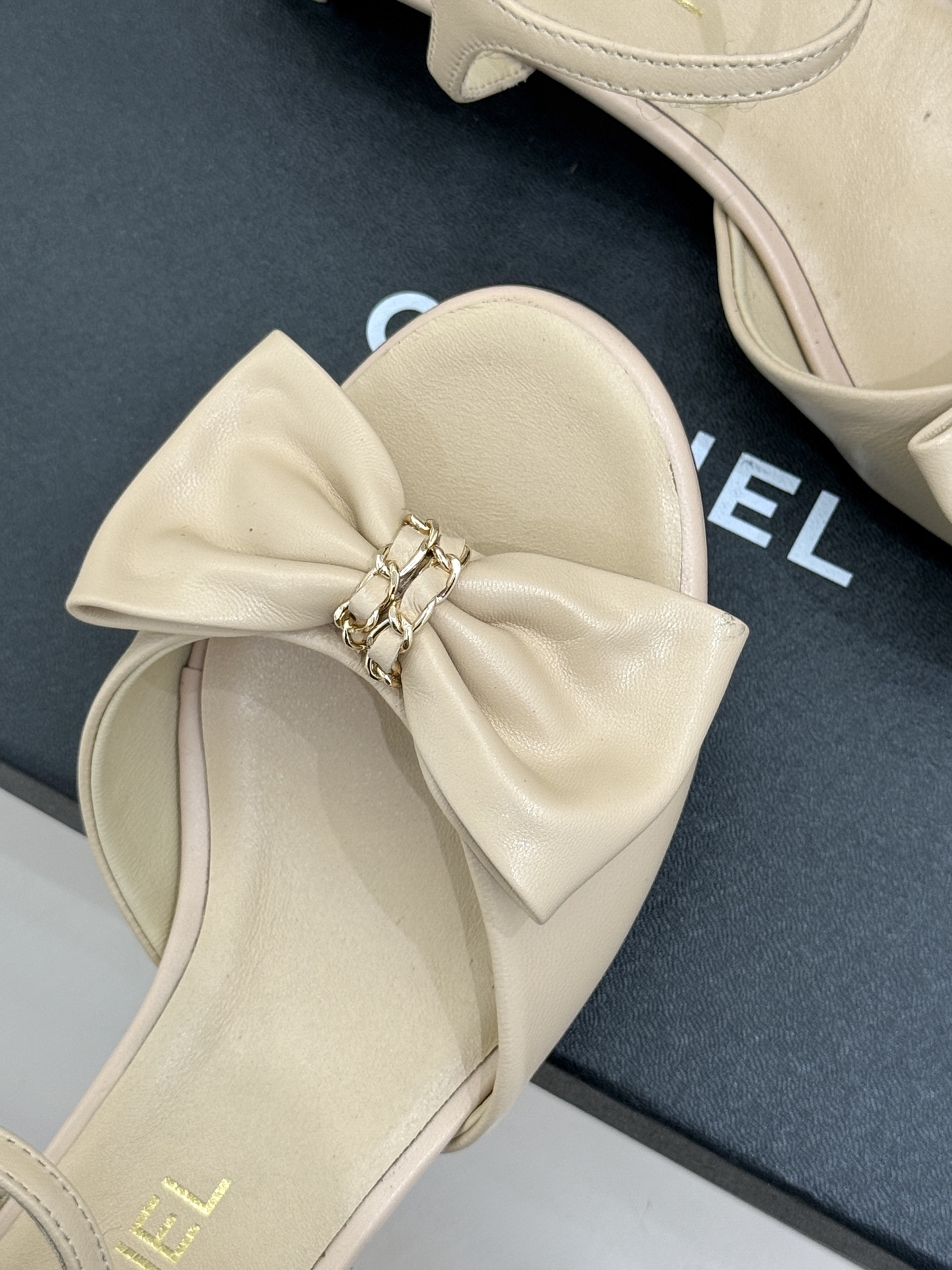 CHANE*｜小香26C新品链条蝴蝶结粗跟凉鞋这款凉鞋以经典符号重构摩登美学让每一步都成为优雅宣言。当粗