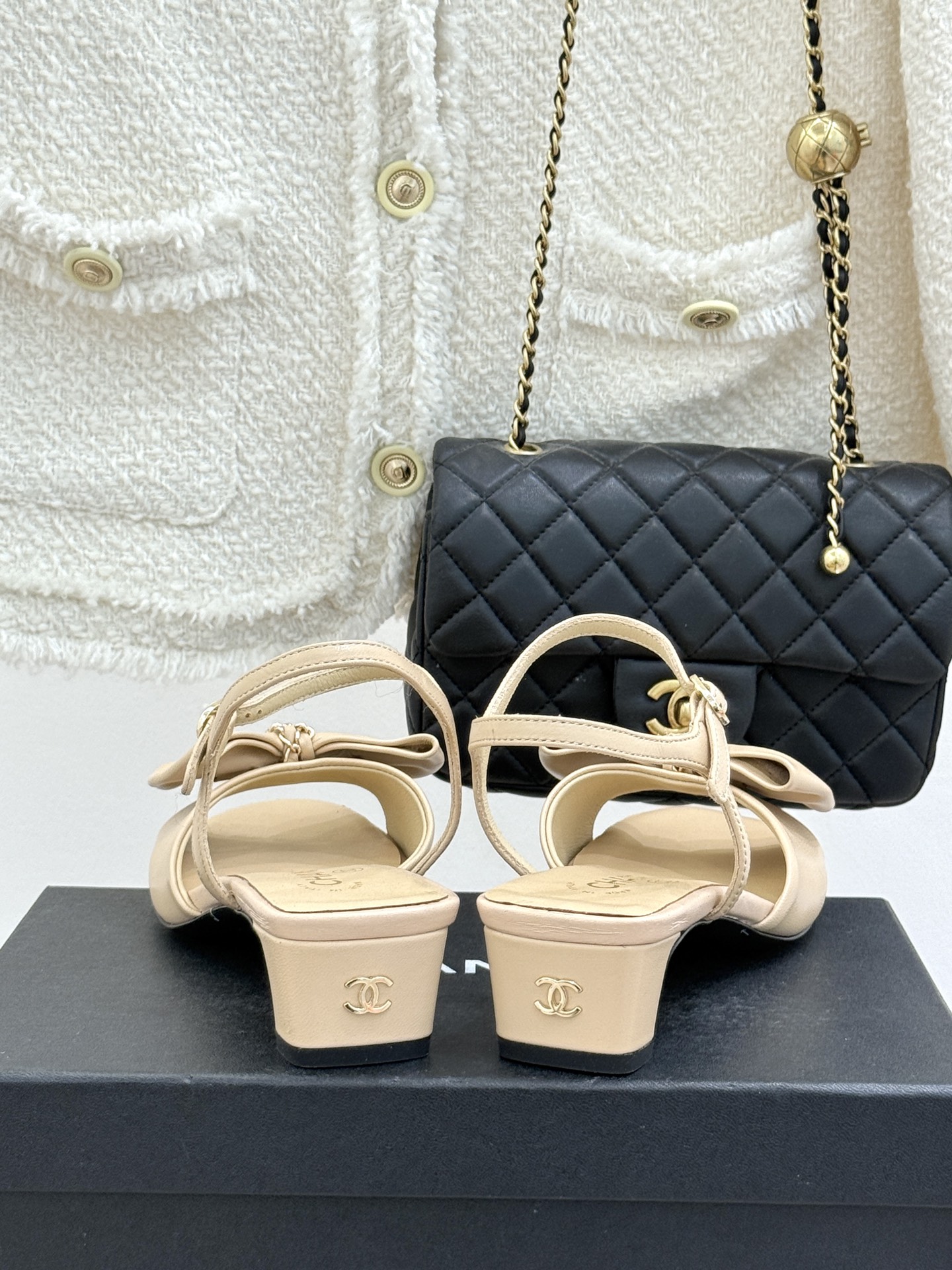 CHANE*｜小香26C新品链条蝴蝶结粗跟凉鞋这款凉鞋以经典符号重构摩登美学让每一步都成为优雅宣言。当粗