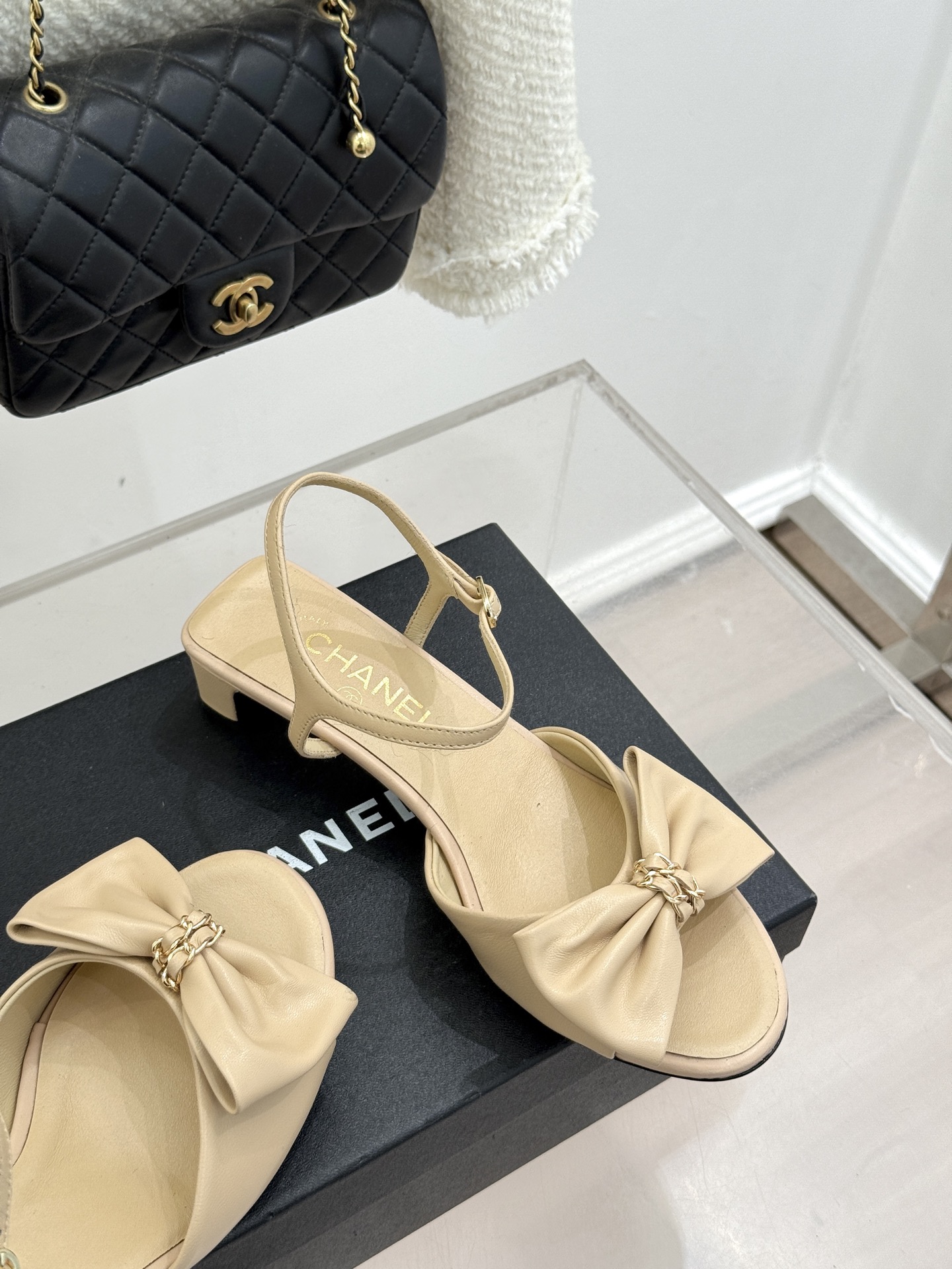 CHANE*｜小香26C新品链条蝴蝶结粗跟凉鞋这款凉鞋以经典符号重构摩登美学让每一步都成为优雅宣言。当粗