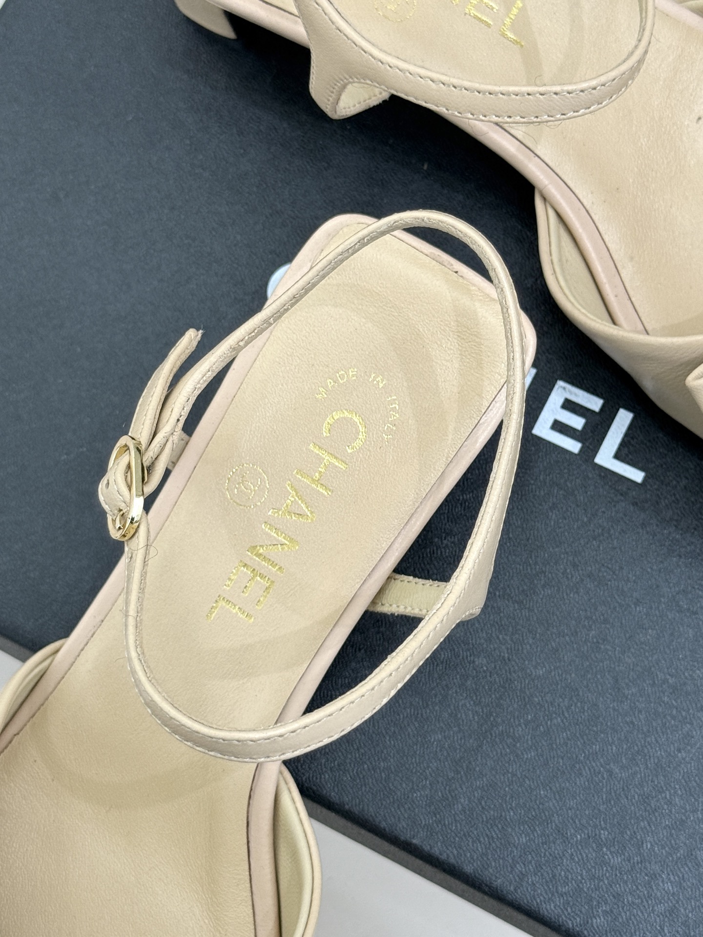 CHANE*｜小香26C新品链条蝴蝶结粗跟凉鞋这款凉鞋以经典符号重构摩登美学让每一步都成为优雅宣言。当粗