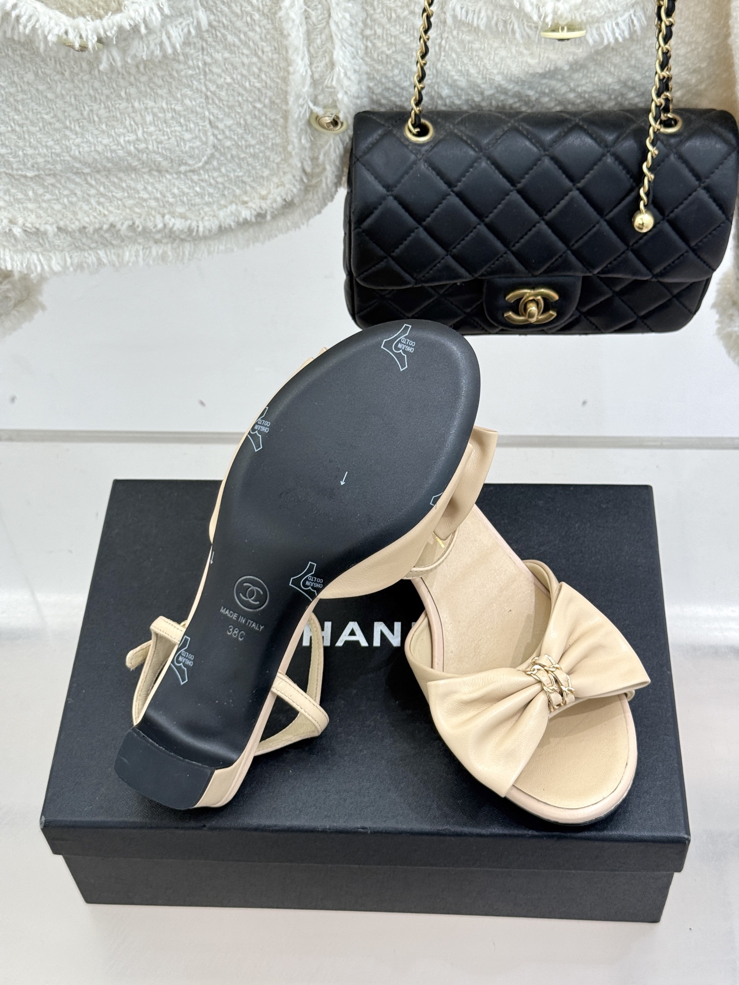 CHANE*｜小香26C新品链条蝴蝶结粗跟凉鞋这款凉鞋以经典符号重构摩登美学让每一步都成为优雅宣言。当粗