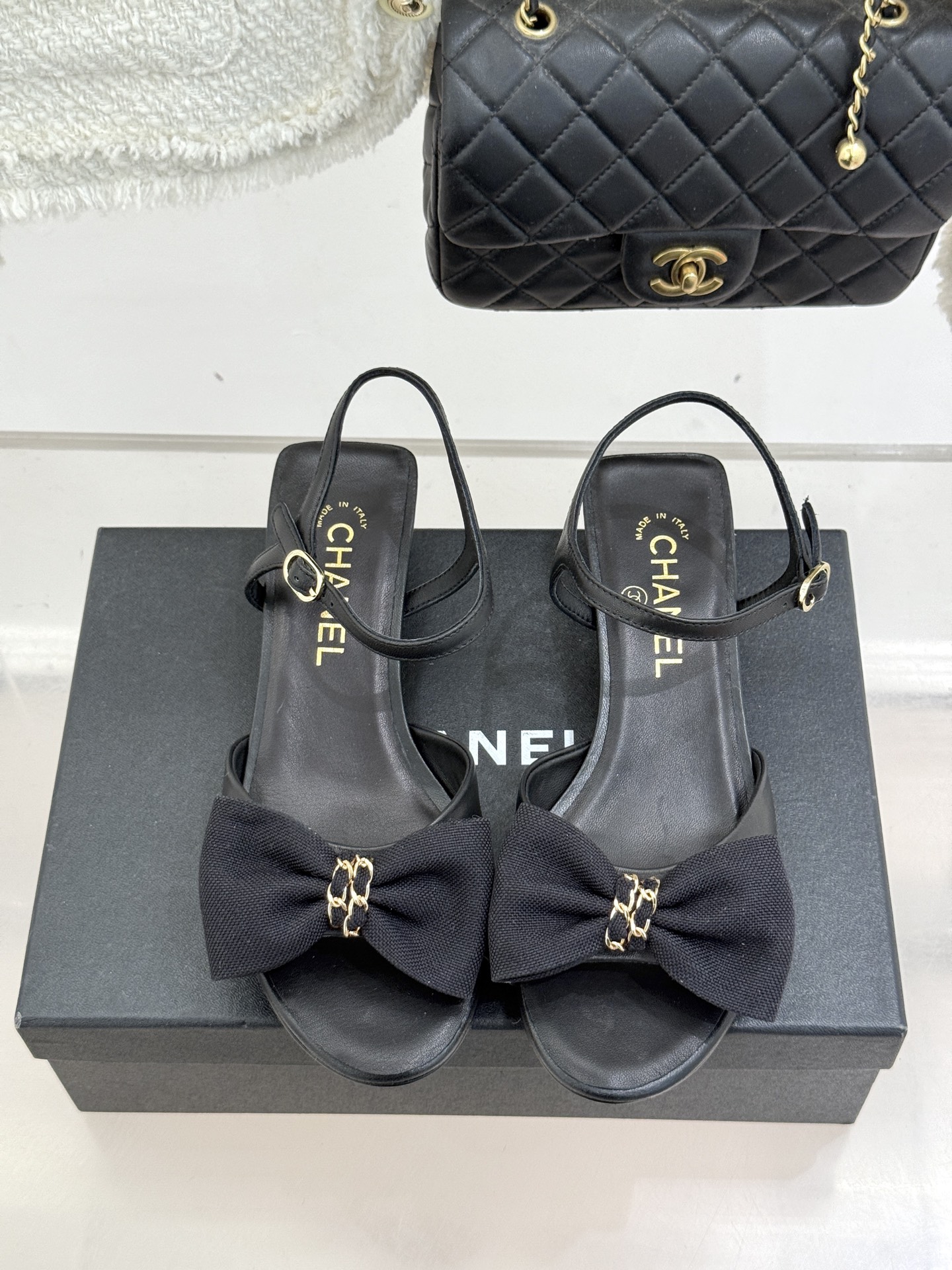 CHANE*｜小香26C新品链条蝴蝶结粗跟凉鞋这款凉鞋以经典符号重构摩登美学让每一步都成为优雅宣言。当粗