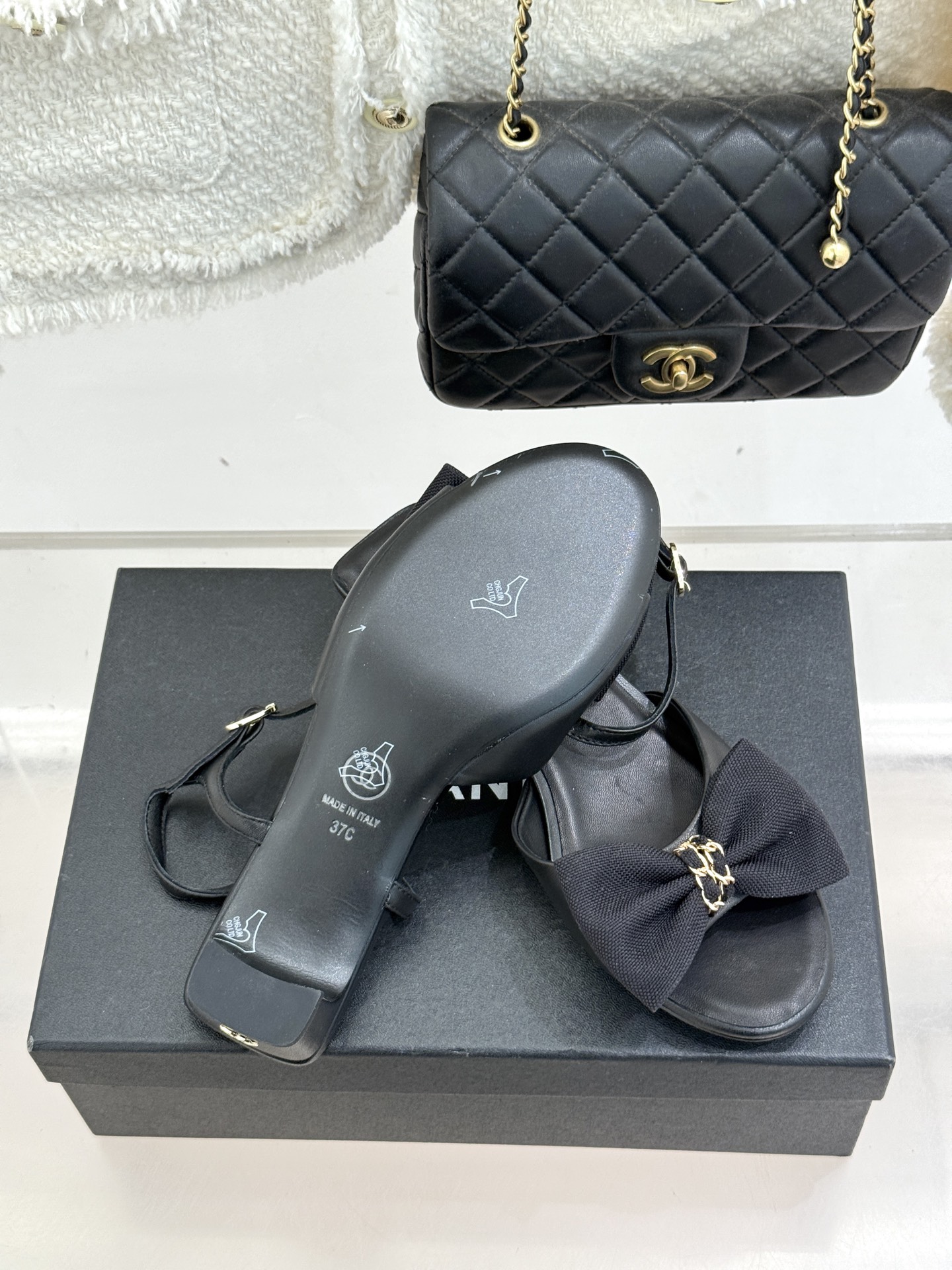 CHANE*｜小香26C新品链条蝴蝶结粗跟凉鞋这款凉鞋以经典符号重构摩登美学让每一步都成为优雅宣言。当粗