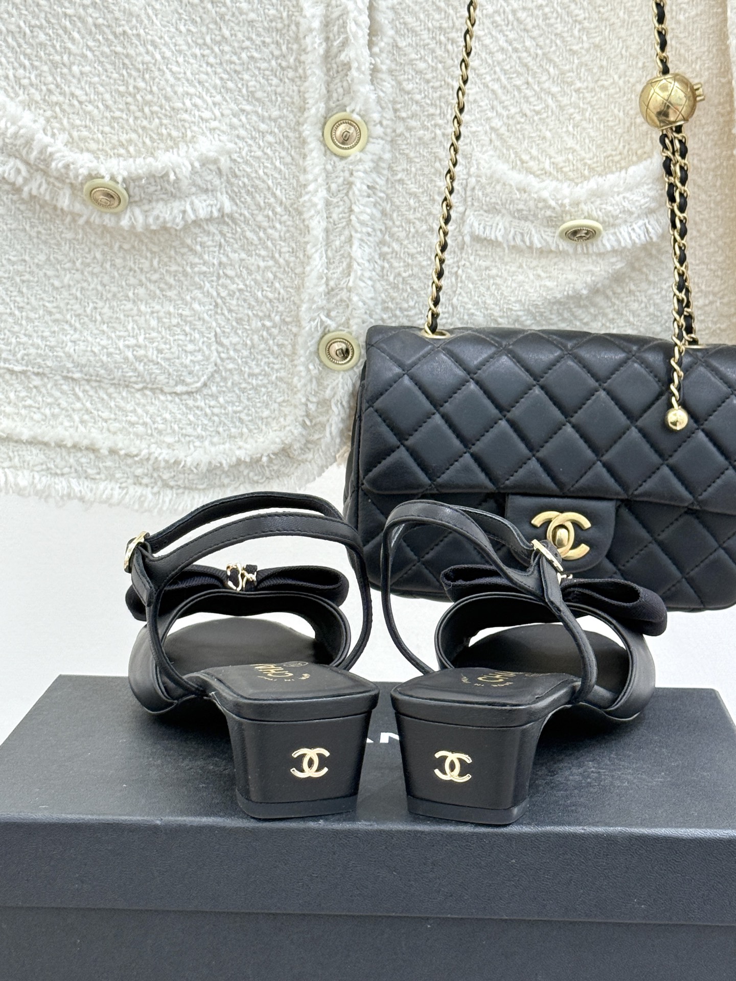 CHANE*｜小香26C新品链条蝴蝶结粗跟凉鞋这款凉鞋以经典符号重构摩登美学让每一步都成为优雅宣言。当粗