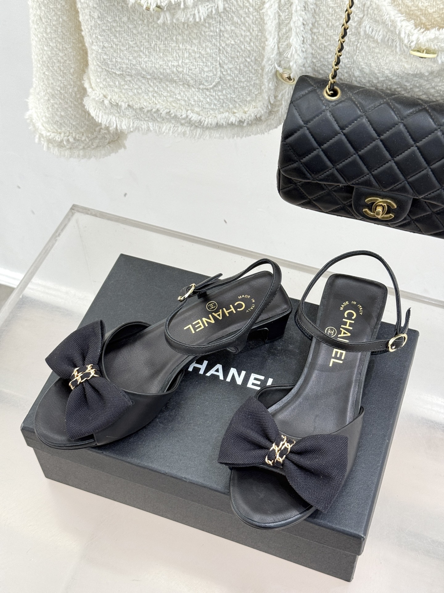 CHANE*｜小香26C新品链条蝴蝶结粗跟凉鞋这款凉鞋以经典符号重构摩登美学让每一步都成为优雅宣言。当粗