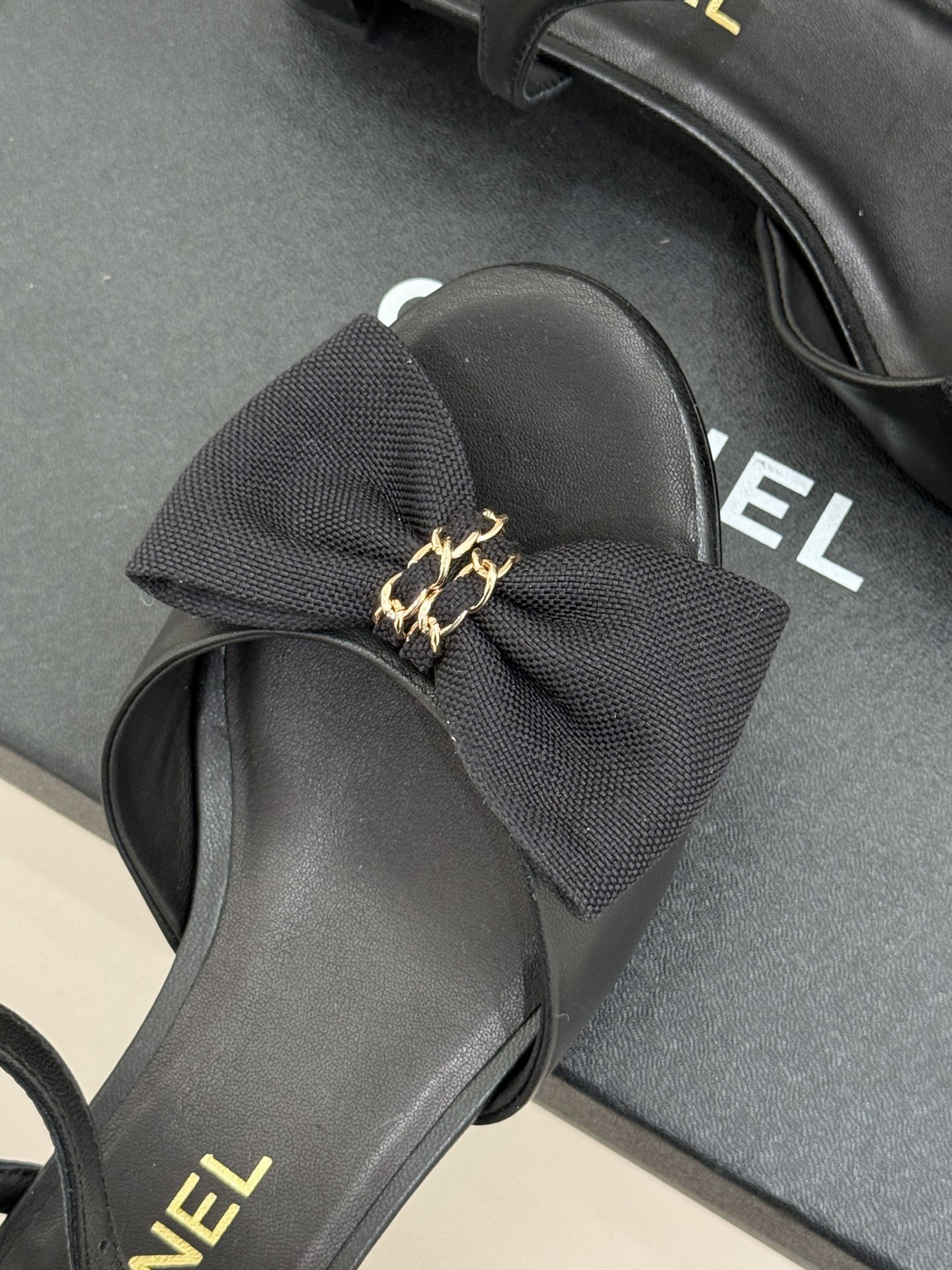 CHANE*｜小香26C新品链条蝴蝶结粗跟凉鞋这款凉鞋以经典符号重构摩登美学让每一步都成为优雅宣言。当粗