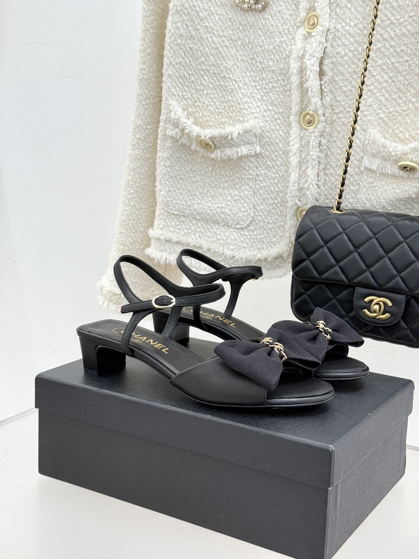 NO:668180,CHANE*｜Xiaoxiang 26C new product chain bow thick heel sandals. This sandal reconstructs modern aesthetics with classic symbols, making every step an elegant statement. When the stability of the thick heel meets the softness of the bow, when the edge of the metal chain collides with the softness of the lambskin, the thick heel design hides ingenuity, elongating the leg line. The smart bow on the side of the shoe is decorated with a delicate chain. The double C logo is hidden in the details. It is both luxurious and low-key, whether it is the sophistication of the suit.  Whether it's the romance of a floral dress or the casualness of denim shorts, it can be seamlessly adapted. Inheriting Coco Chanel's concept of 'elegance never fades', this pair of sandals perfectly blends retro charm with modern silhouettes. It is the most appropriate summer gift for every woman who pursues freedom and sophistication. The fabric is made of original custom-made sheepskin, and the lining of the feet is all silk sheepskin. The genuine leather outsole imported from Italy size 35-39 (customized for 40/41), high-heeled sandals, chanel, sandals, high  heels,skirts,shorts,business suit,sheepskin,Leather soles19860909CHANE*｜小香26C新品链条蝴蝶结 粗跟凉鞋 这款凉鞋以经典符号重构摩登美学 让每一步都成为优雅宣言. 当粗跟的稳愈邂逅蝴蝶结的柔 当金属链条的锋芒碰撞小羊皮的软 粗跟设计暗藏巧思 拉长腿部线条 鞋侧灵动蝴蝶结缀以精致链条 双C标识隐于细节 既奢华又低调 无论是西装的干练 碎花长裙的浪漫 还是牛仔短裤的随性 它都能无缝适配 承袭Coco Chanel“优雅从不褪色”的理念 这双凉鞋将复古韵味与现代廓形完美融合 是献给每一位追求自由与精致的女性 最恰到好处的夏日馈赠. 面料采用原版定制羊皮 内里垫脚均为丝绸羊皮 意大利进口真皮大底 size35-39（40/41定制）,高跟鞋凉鞋,chanel,sandals,high heels,skirts,shorts,business suit,sheepskin,Leather soles,Women's Shoes