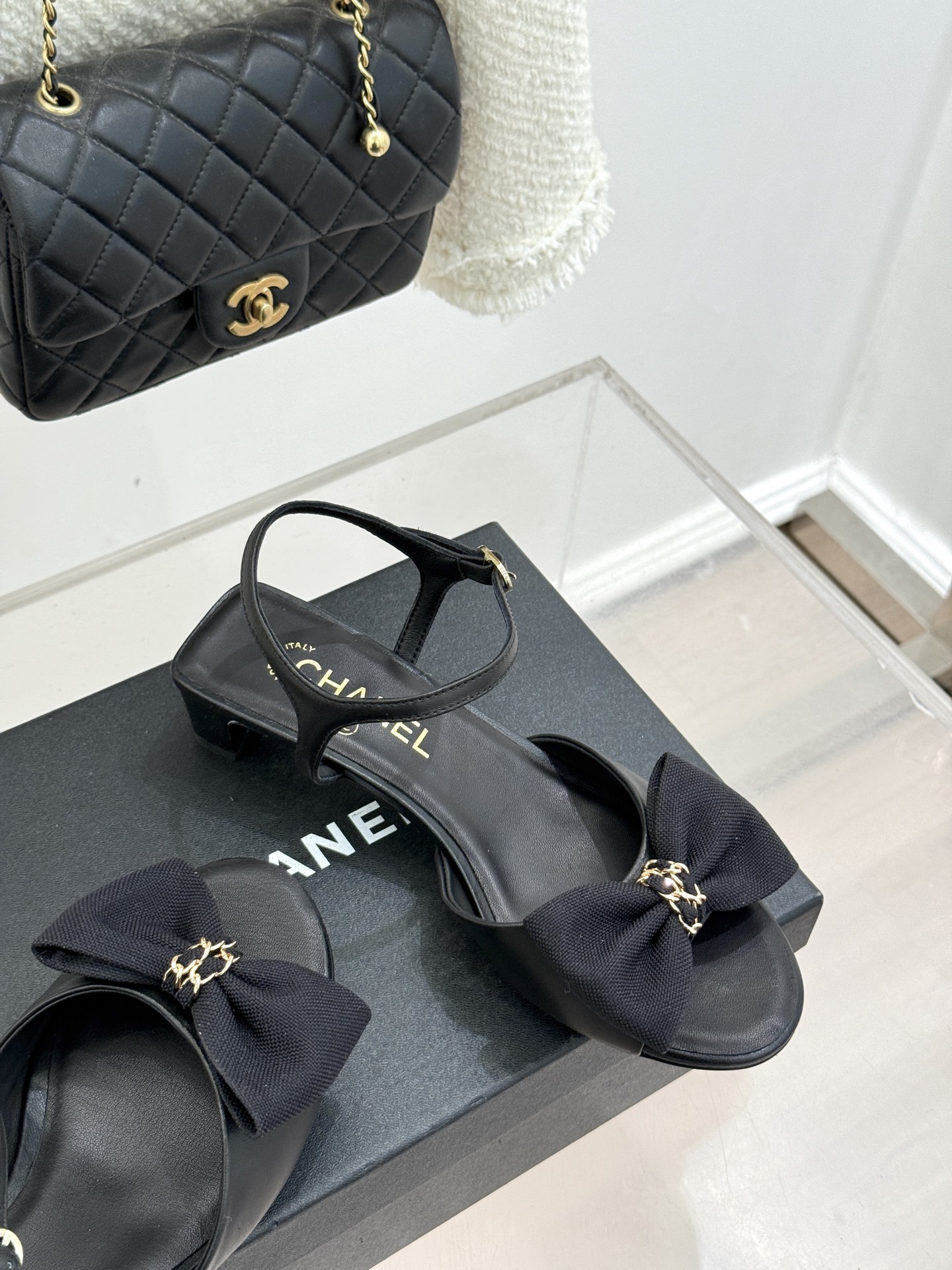 CHANE*｜小香26C新品链条蝴蝶结粗跟凉鞋这款凉鞋以经典符号重构摩登美学让每一步都成为优雅宣言。当粗