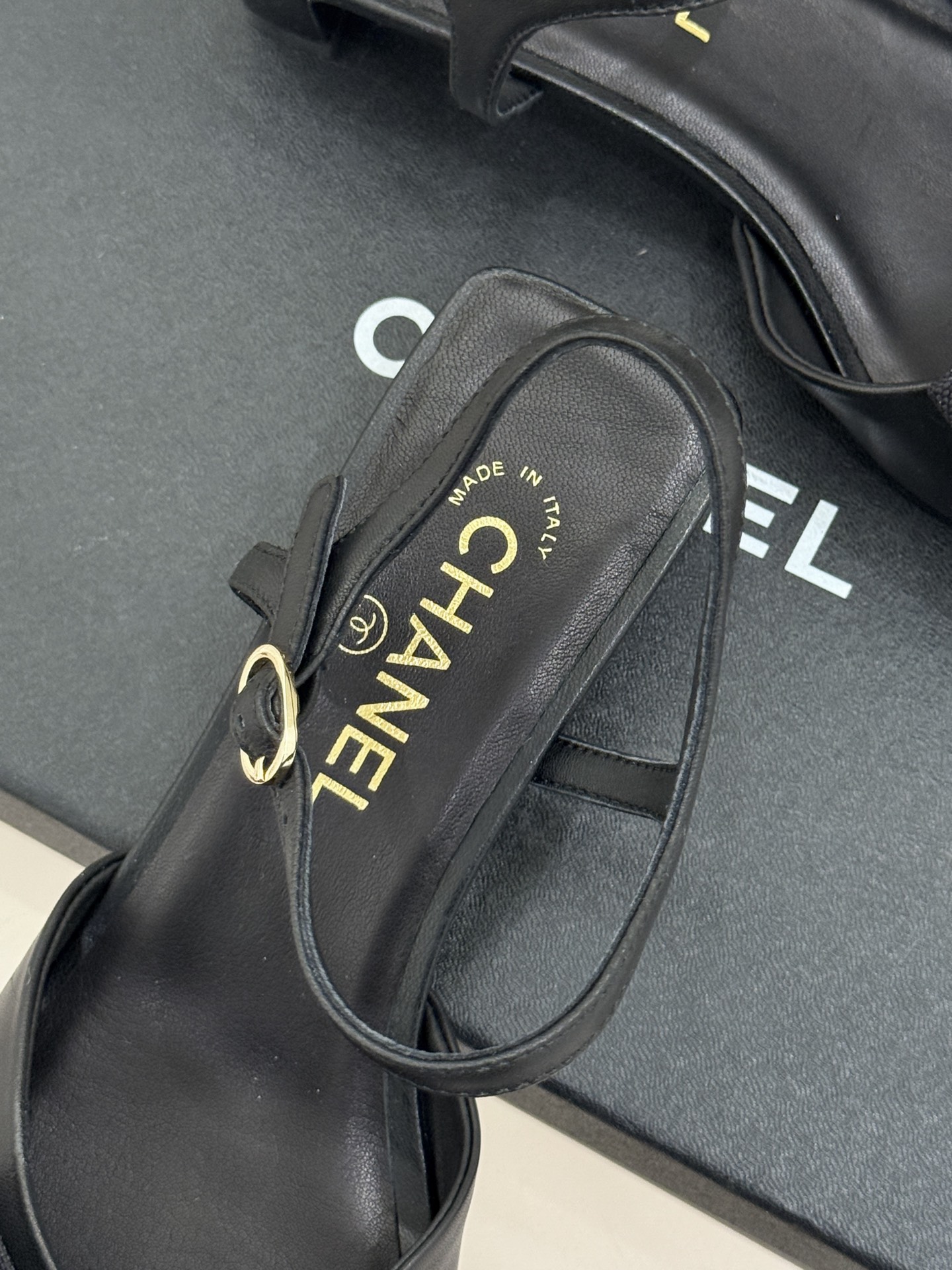 CHANE*｜小香26C新品链条蝴蝶结粗跟凉鞋这款凉鞋以经典符号重构摩登美学让每一步都成为优雅宣言。当粗